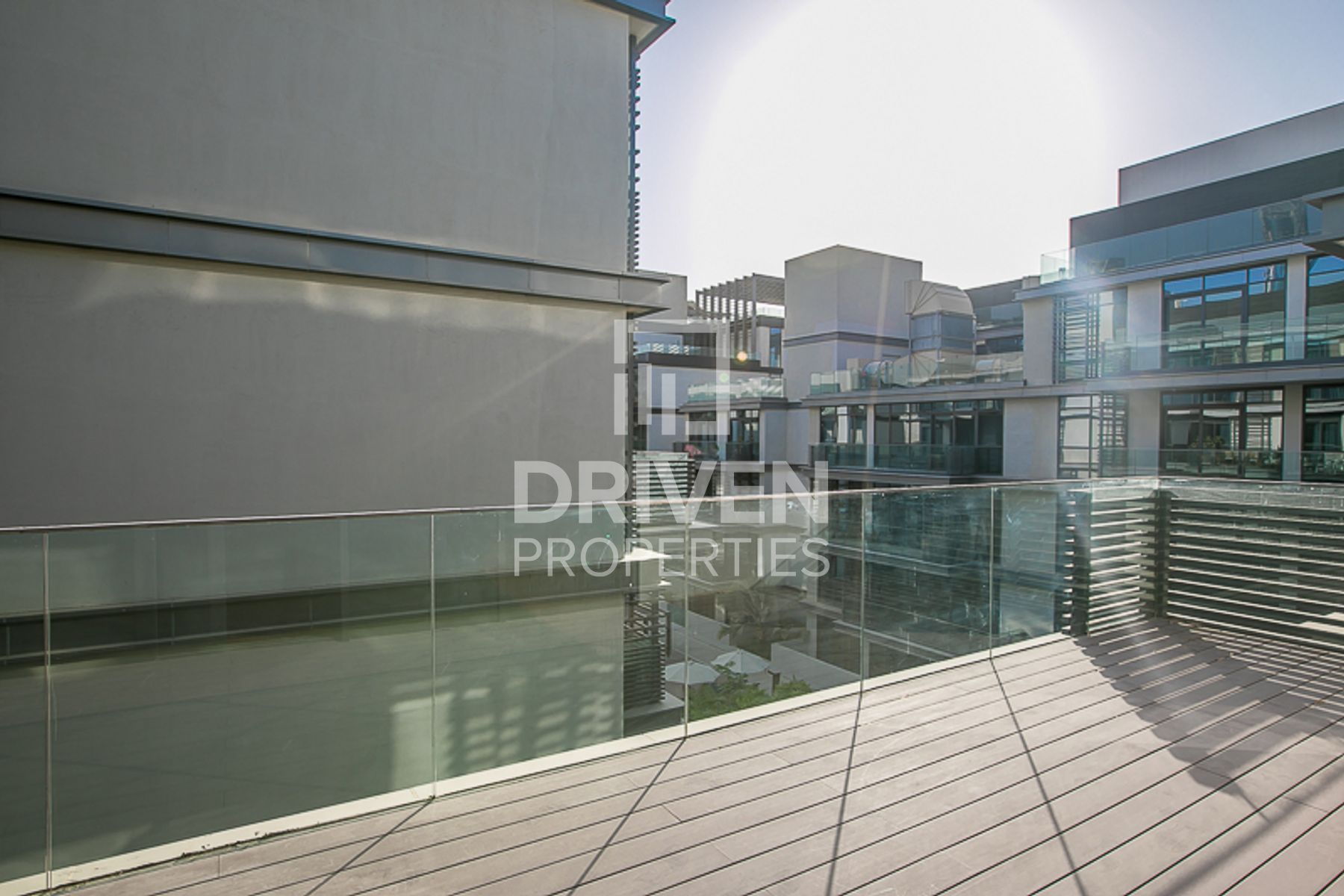 Spacious Apartment  Well-managed Pool View