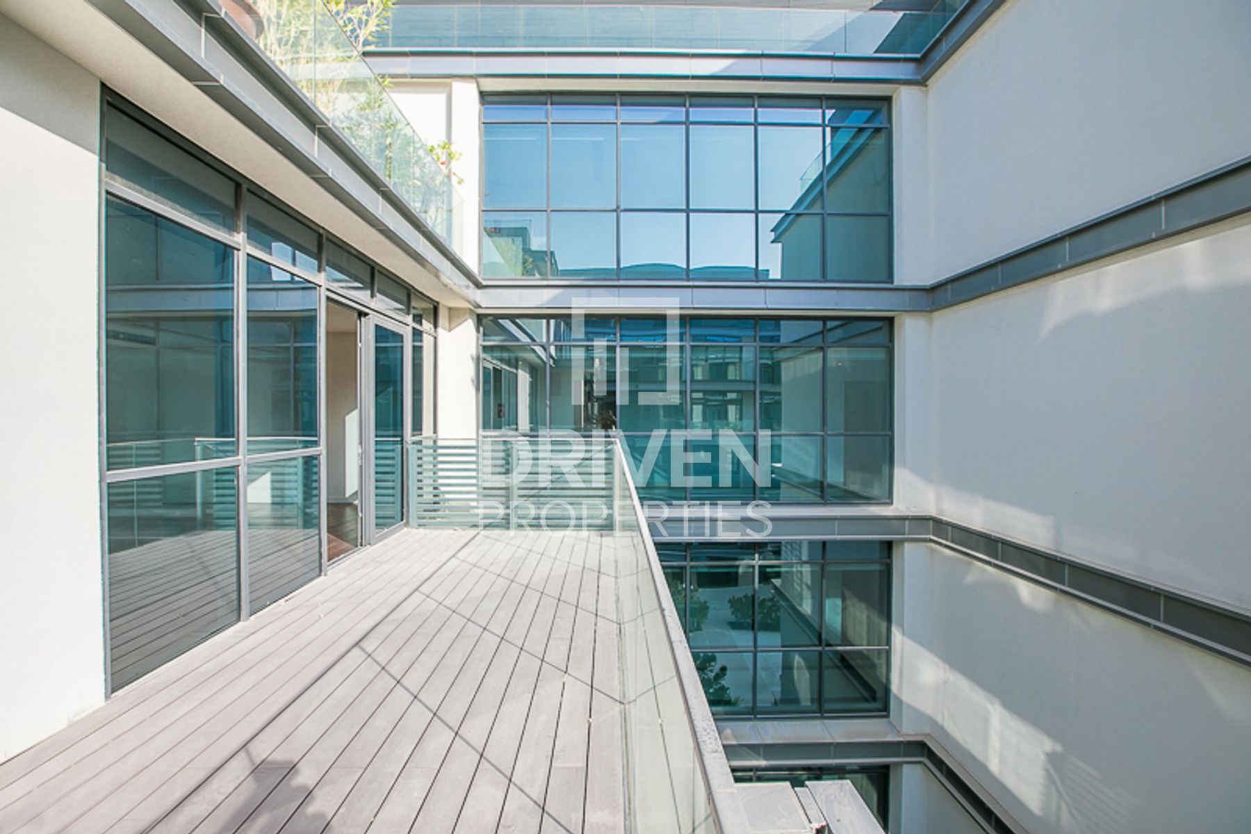 Spacious Apartment  Well-managed Pool View