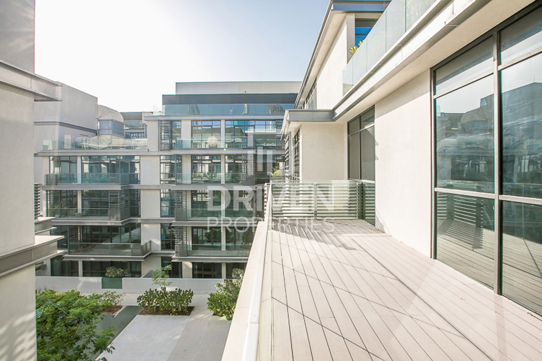 Spacious Apartment  Well-managed Pool View