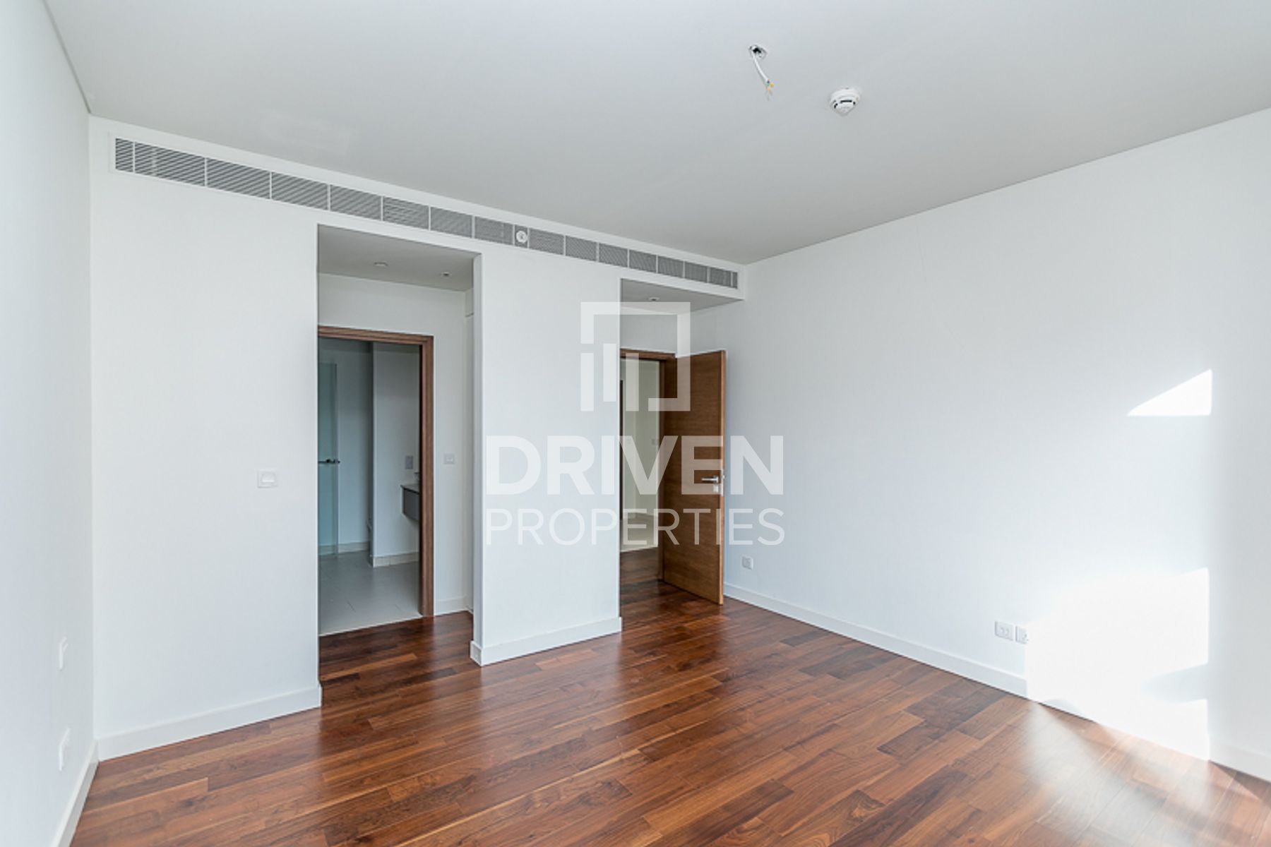 Spacious Apartment  Well-managed Pool View