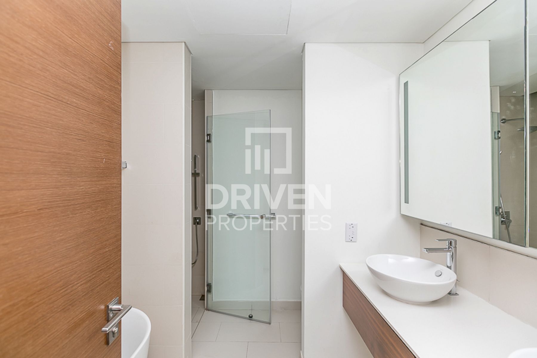 Spacious Apartment  Well-managed Pool View