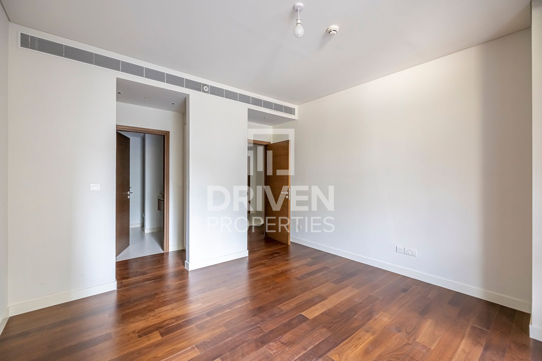 Prime Location with Pool View Huge Apartment