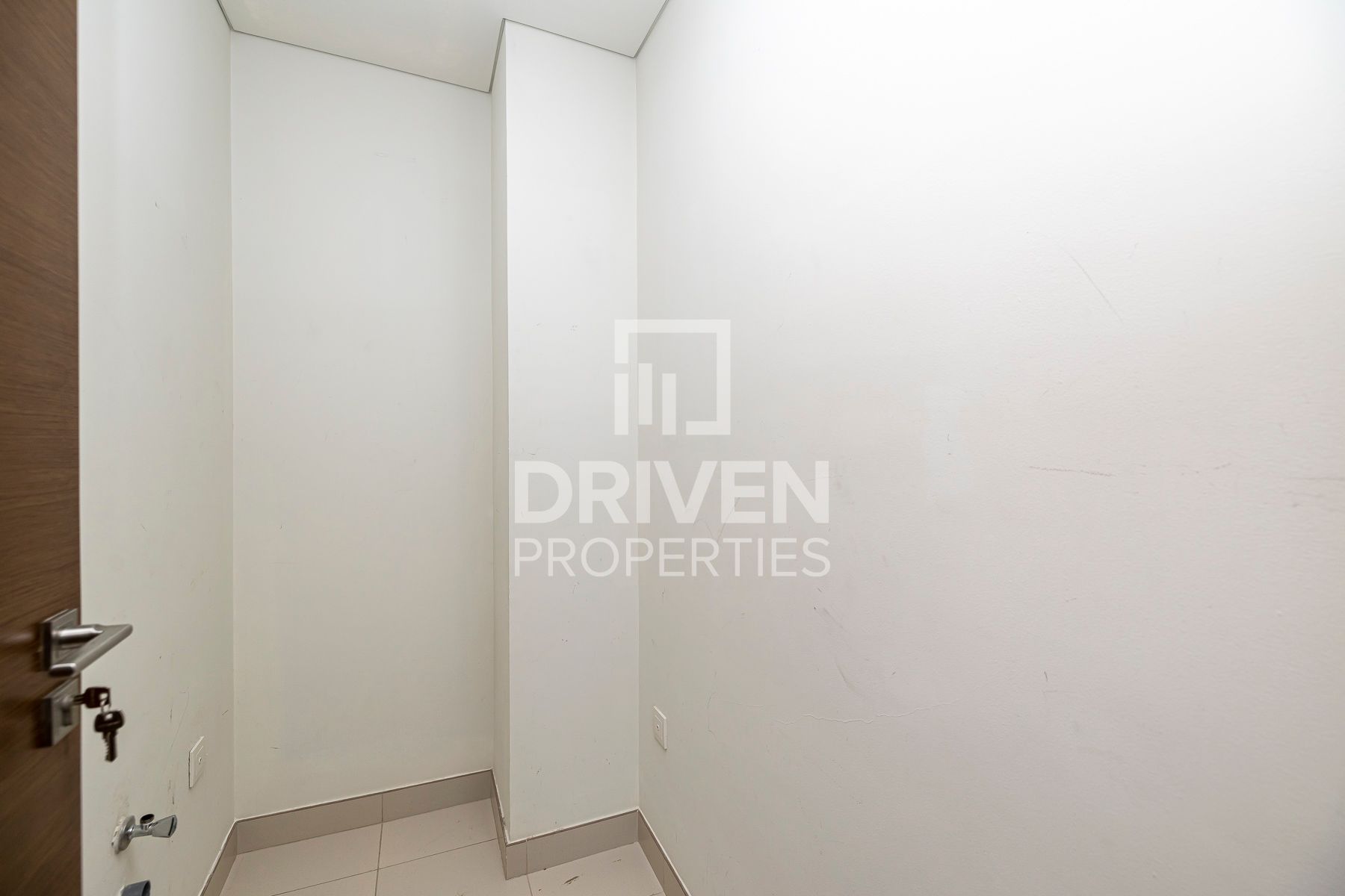 Prime Location with Pool View Huge Apartment