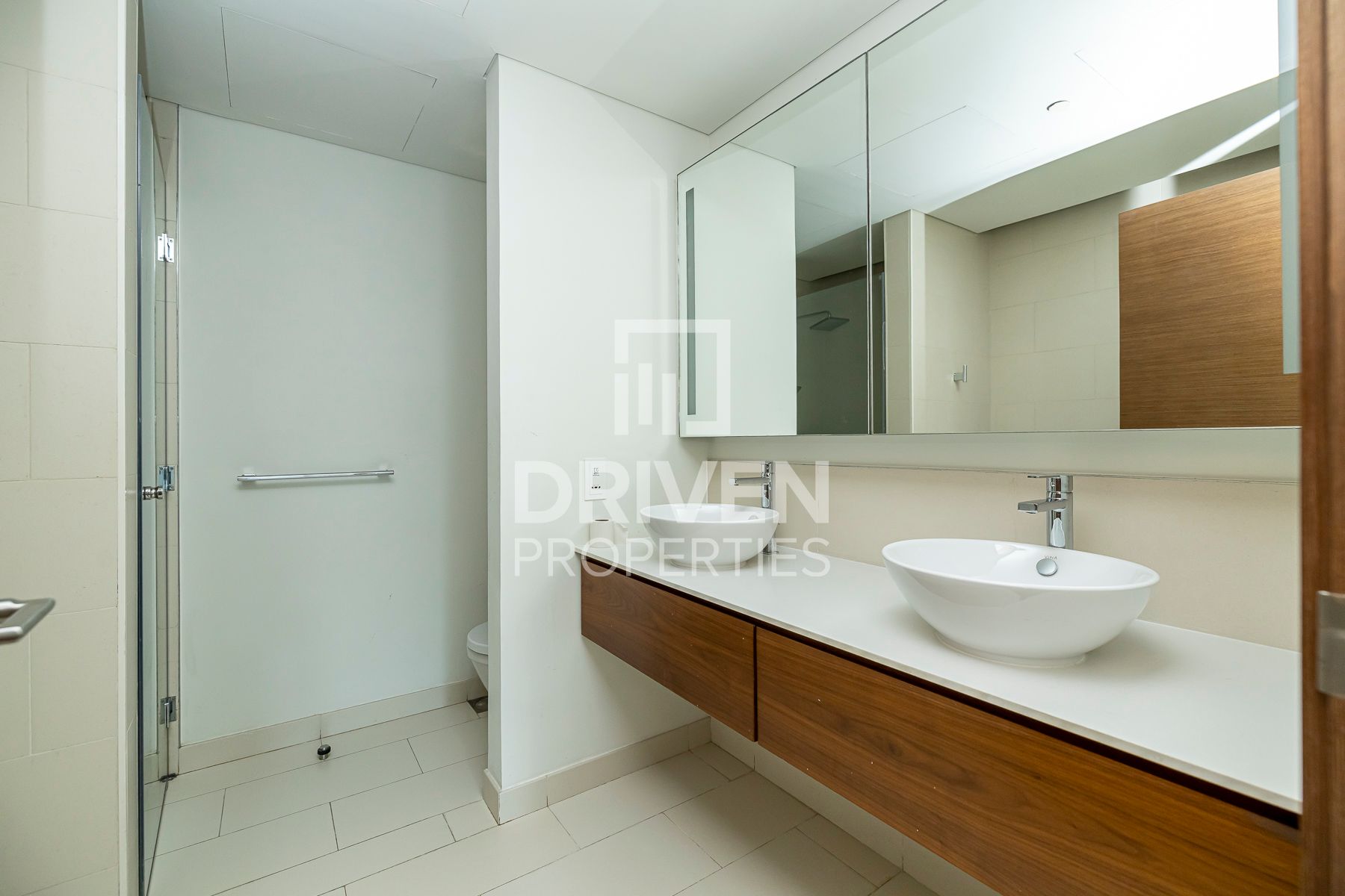 Prime Location with Pool View Huge Apartment