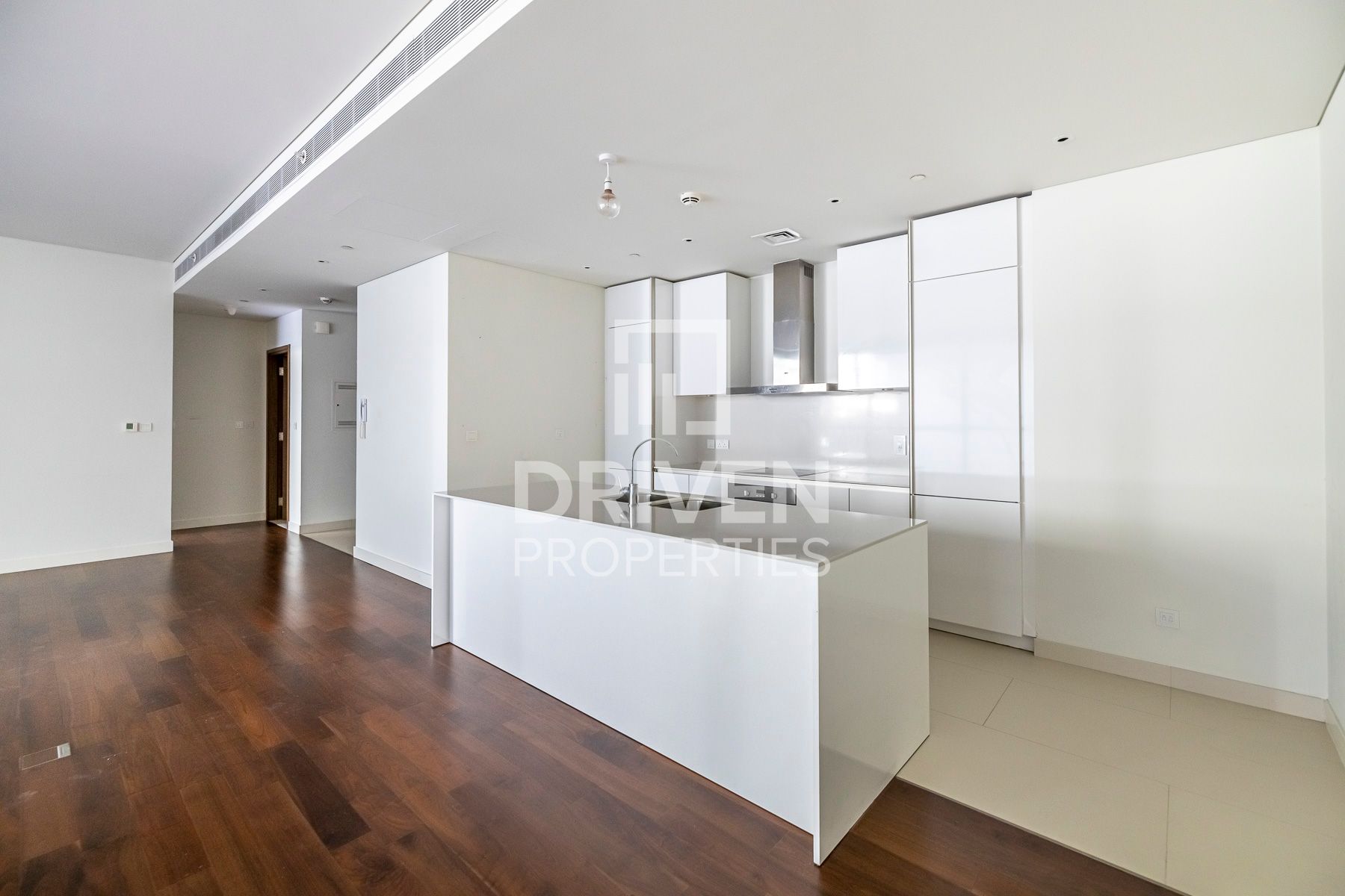 Prime Location with Pool View Huge Apartment