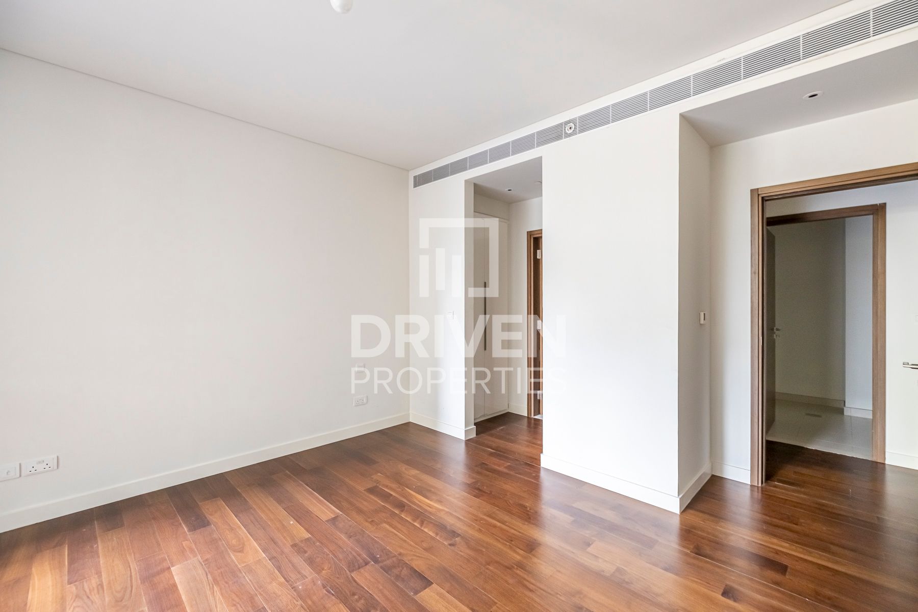 Prime Location with Pool View Huge Apartment