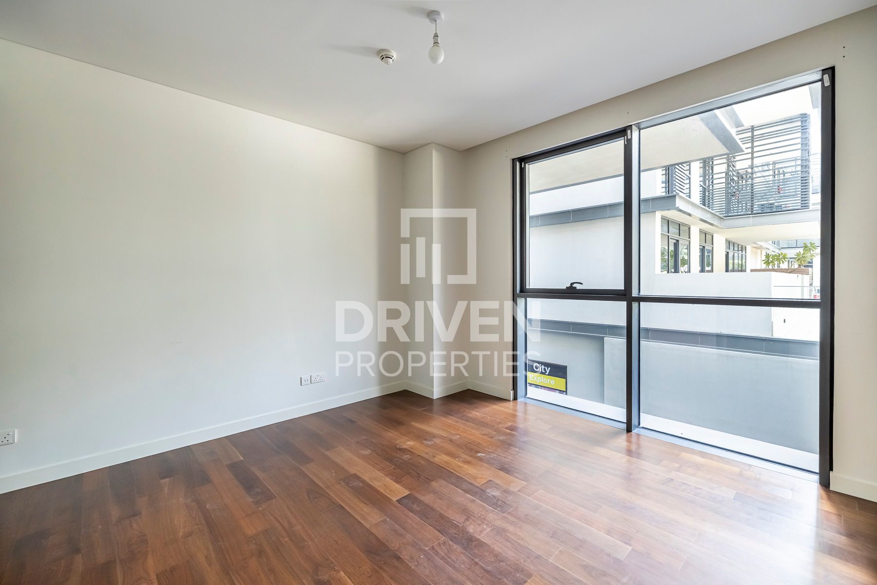 Prime Location with Pool View Huge Apartment