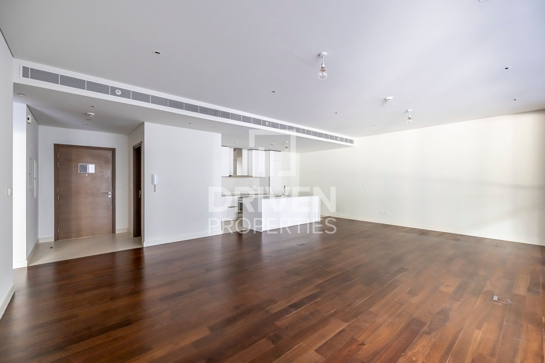 Prime Location with Pool View Huge Apartment