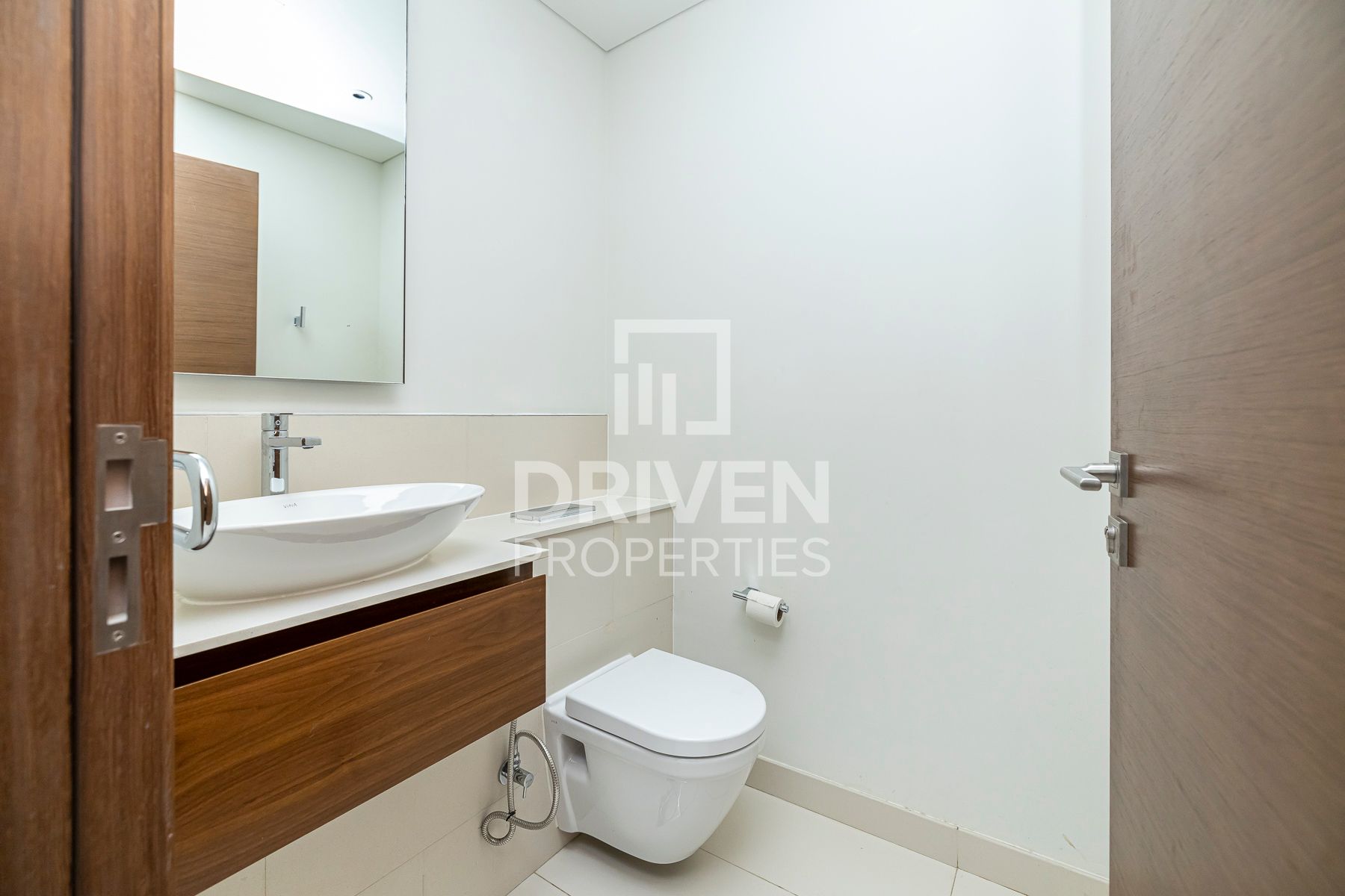 Prime Location with Pool View Huge Apartment