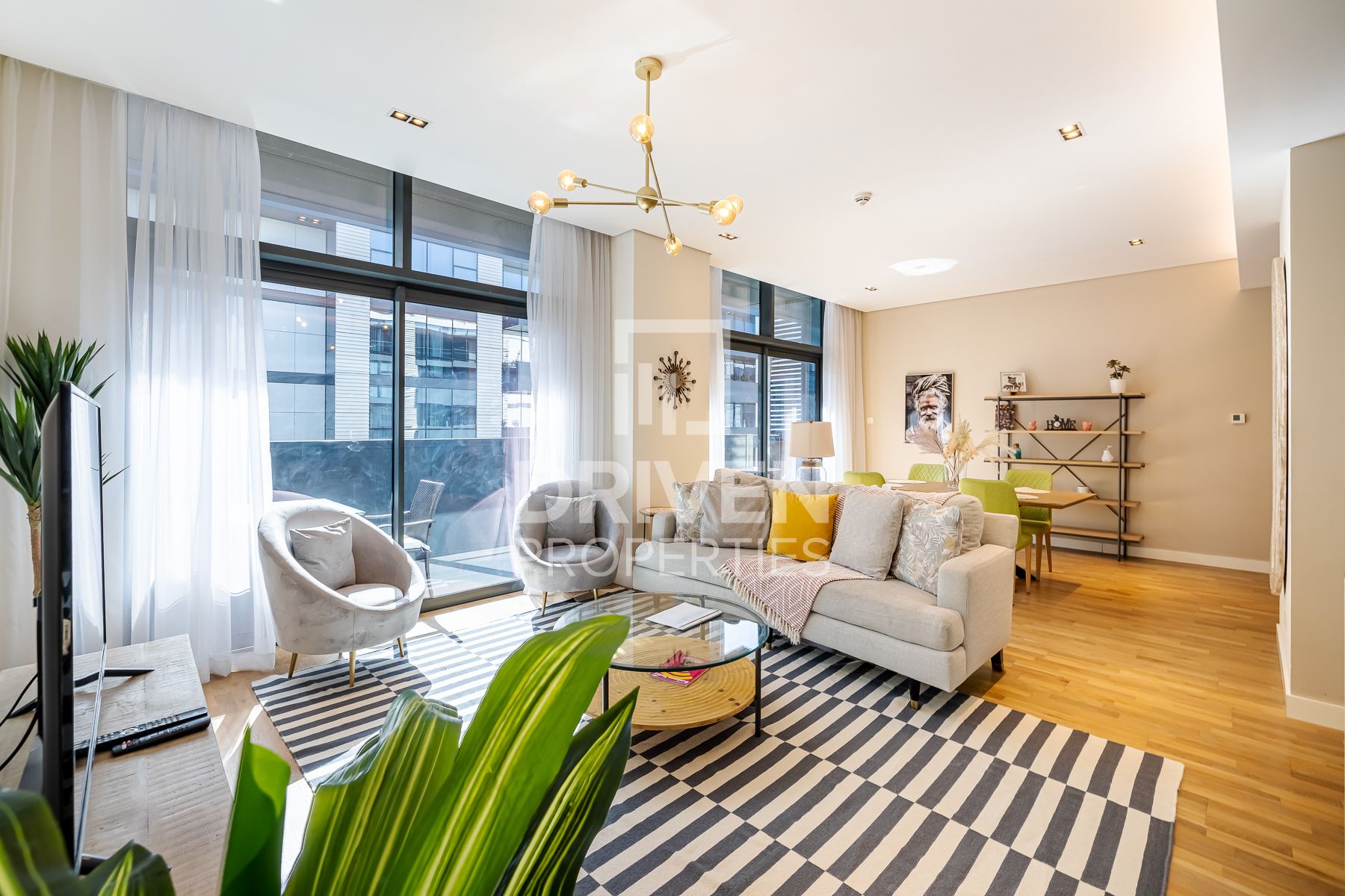 Courtyard View Sunny and Peaceful Home