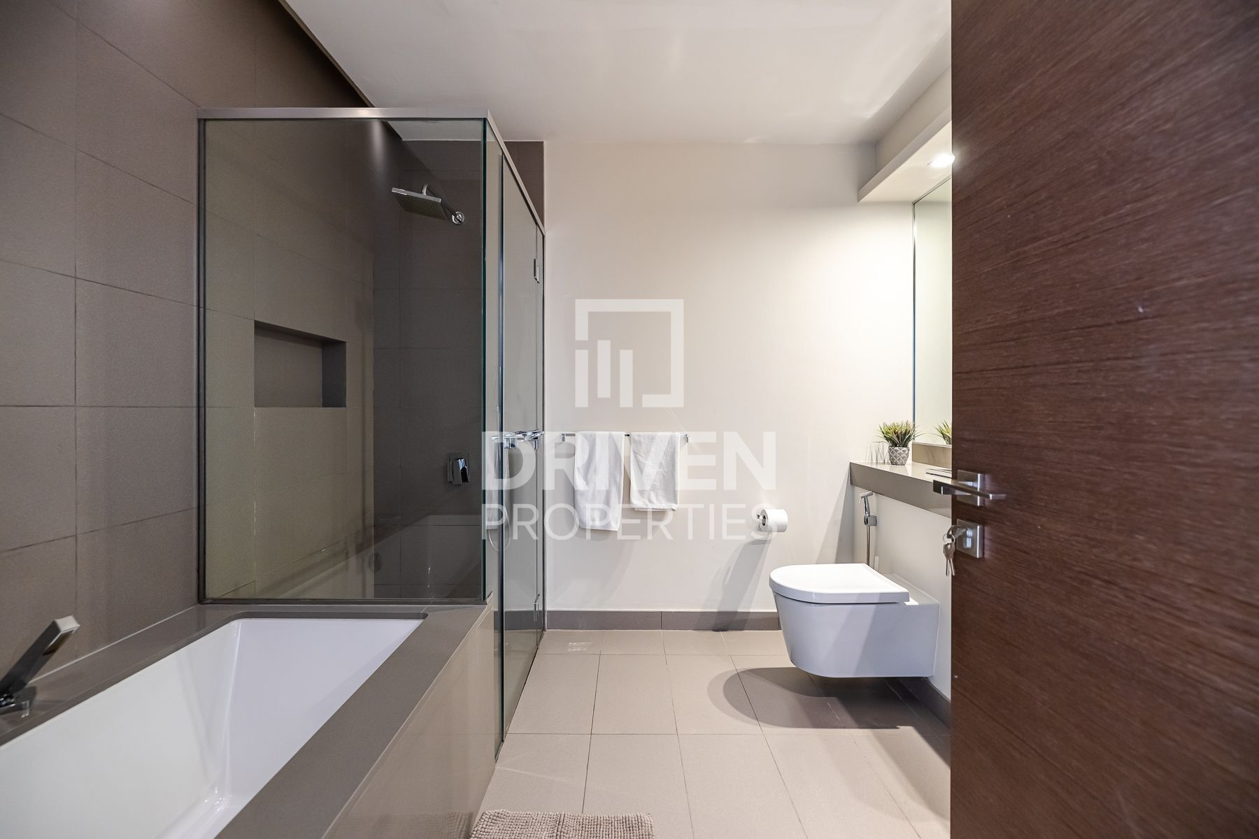 Courtyard View Sunny and Peaceful Home