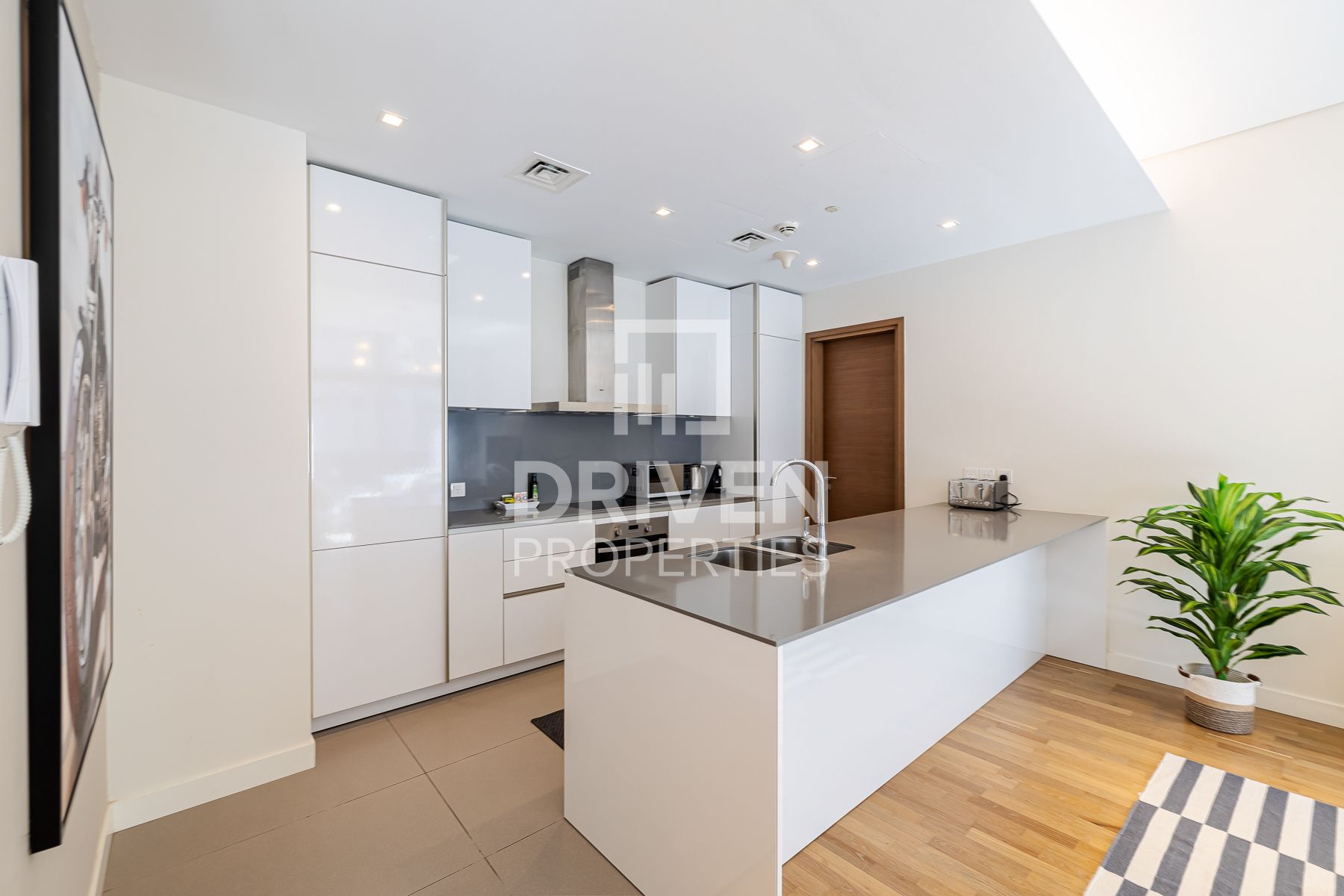 Courtyard View Sunny and Peaceful Home