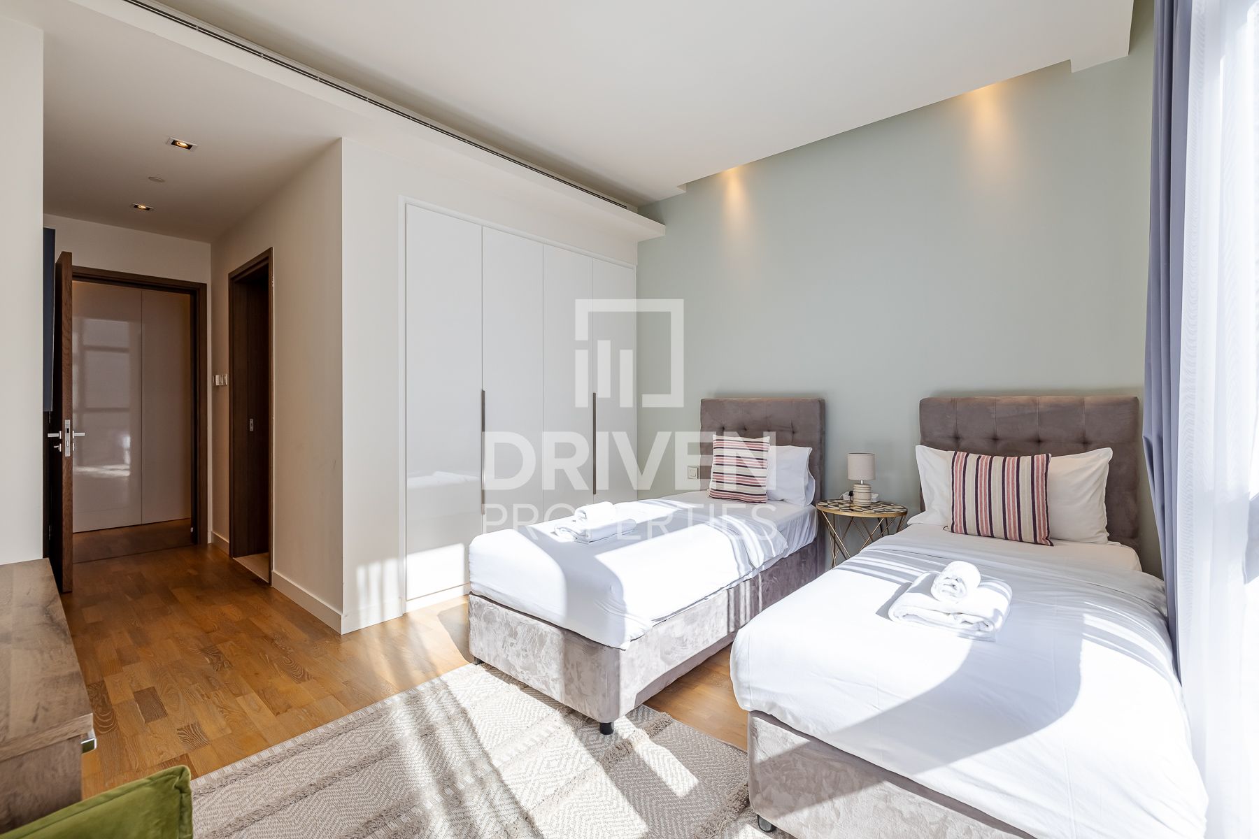 Courtyard View Sunny and Peaceful Home