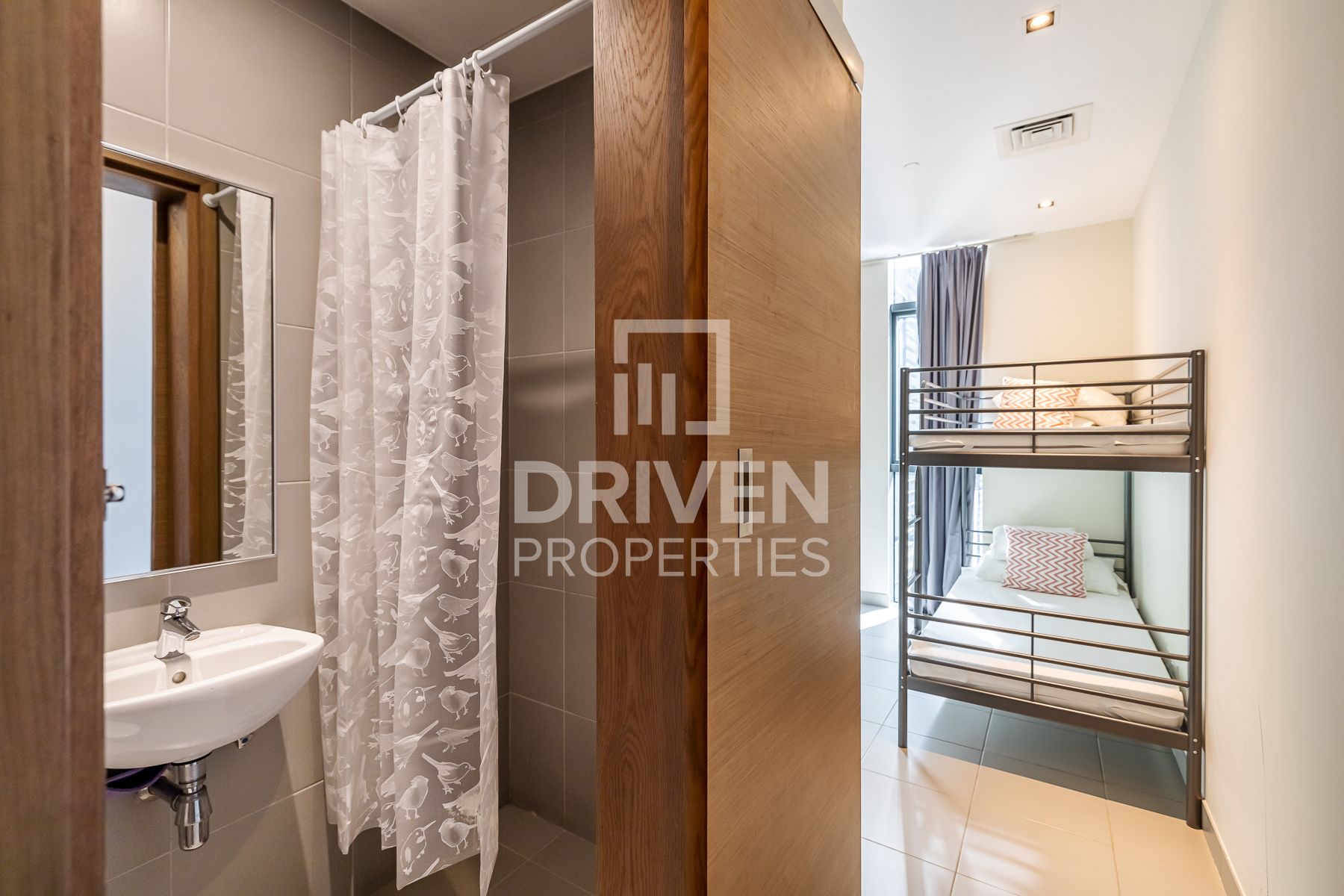 Courtyard View Sunny and Peaceful Home