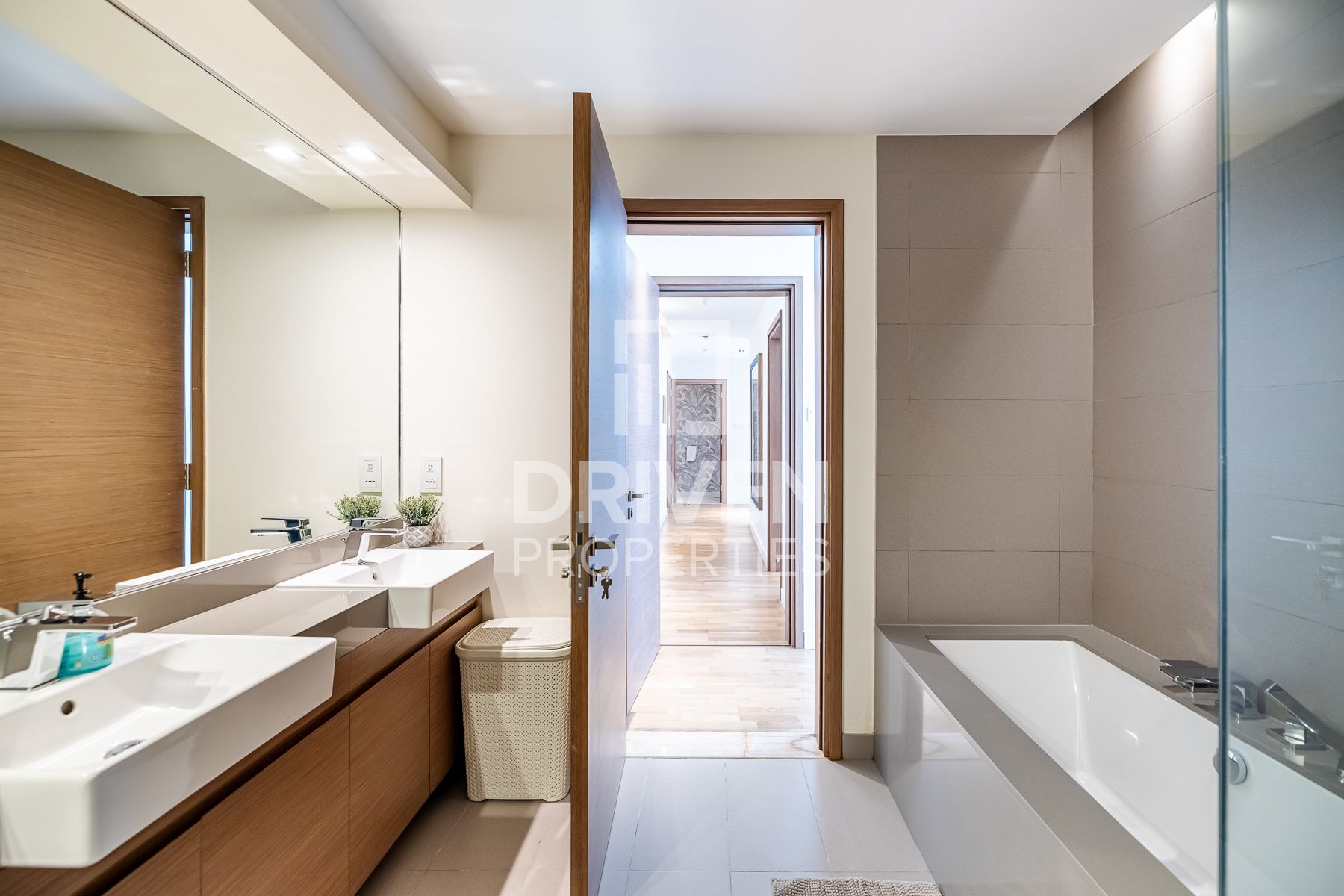 Courtyard View Sunny and Peaceful Home