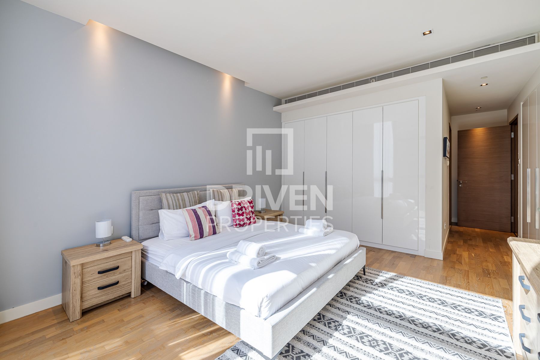 Courtyard View Sunny and Peaceful Home