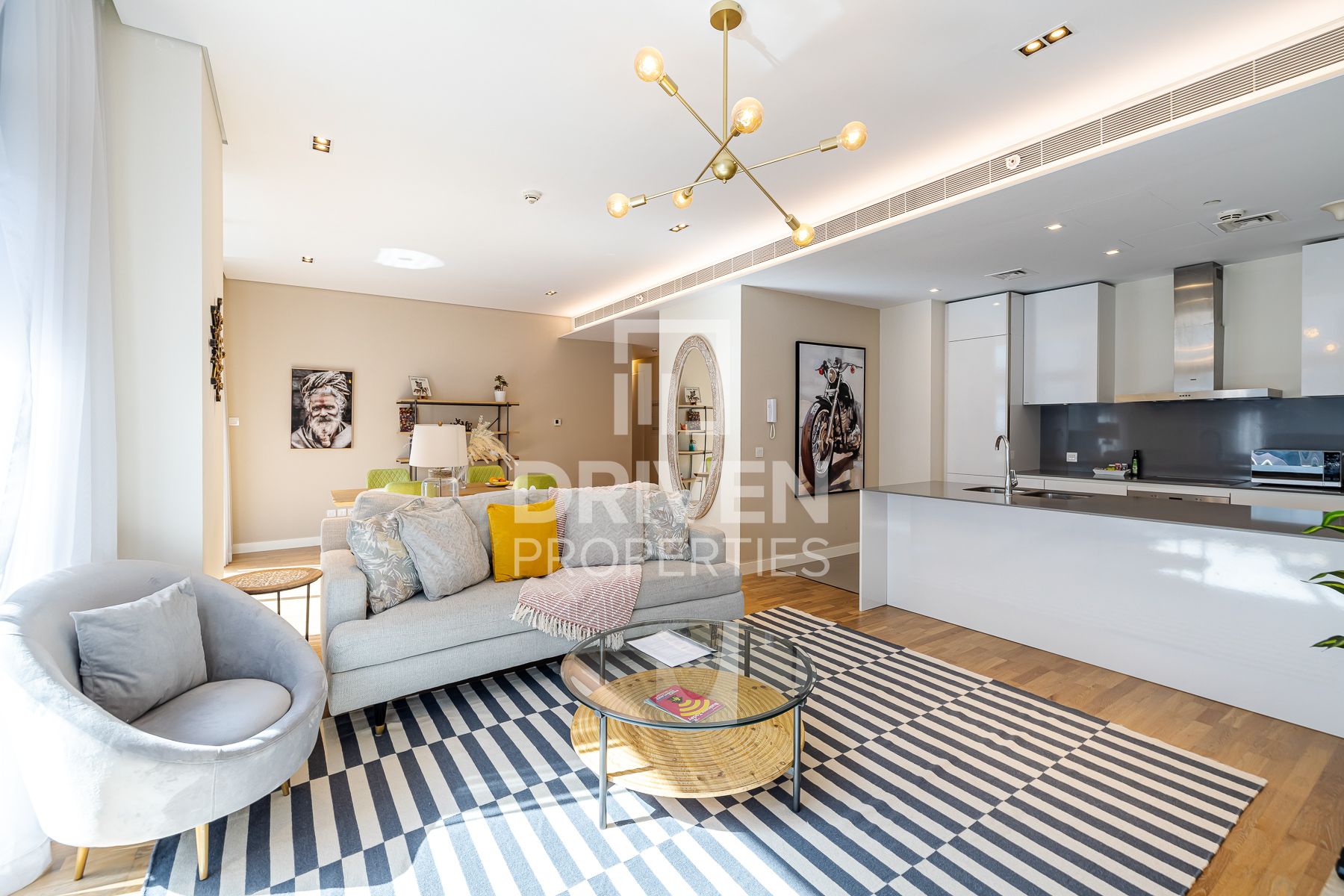 Courtyard View Sunny and Peaceful Home