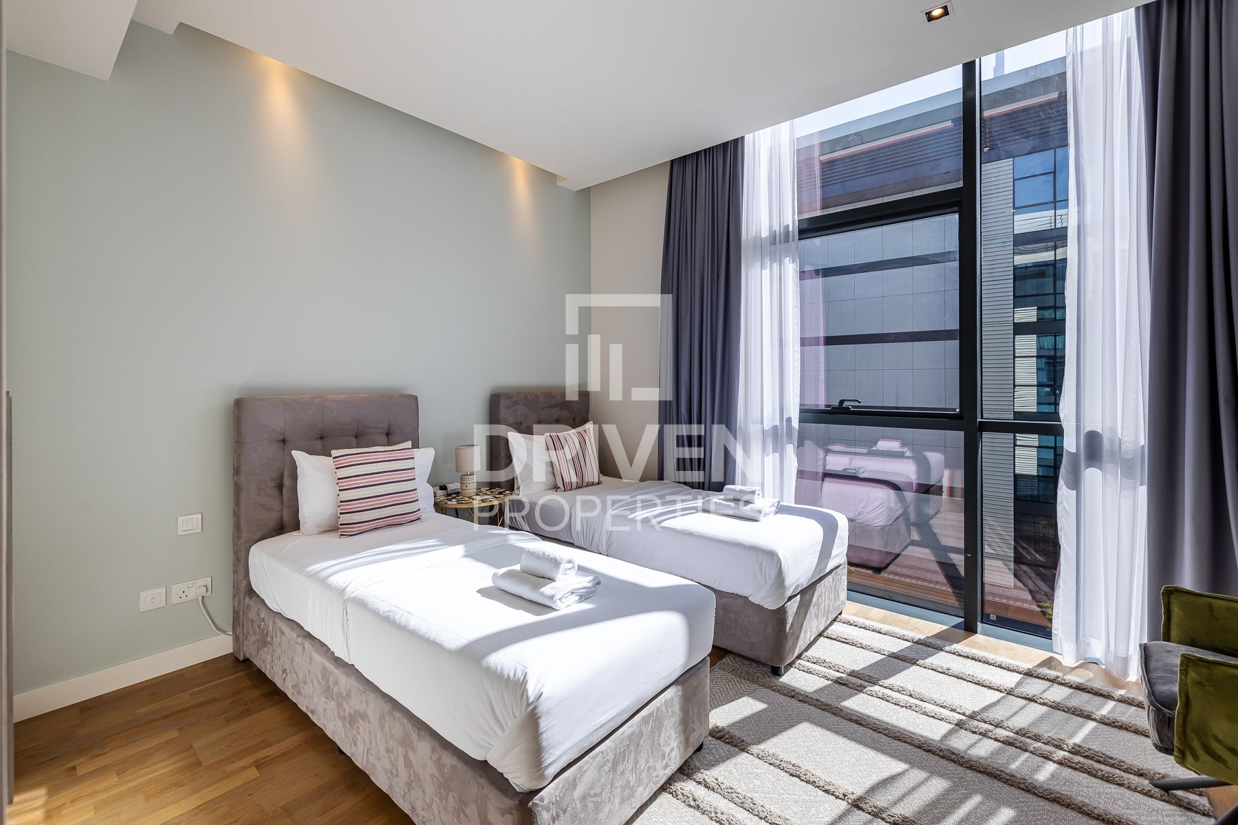 Courtyard View Sunny and Peaceful Home