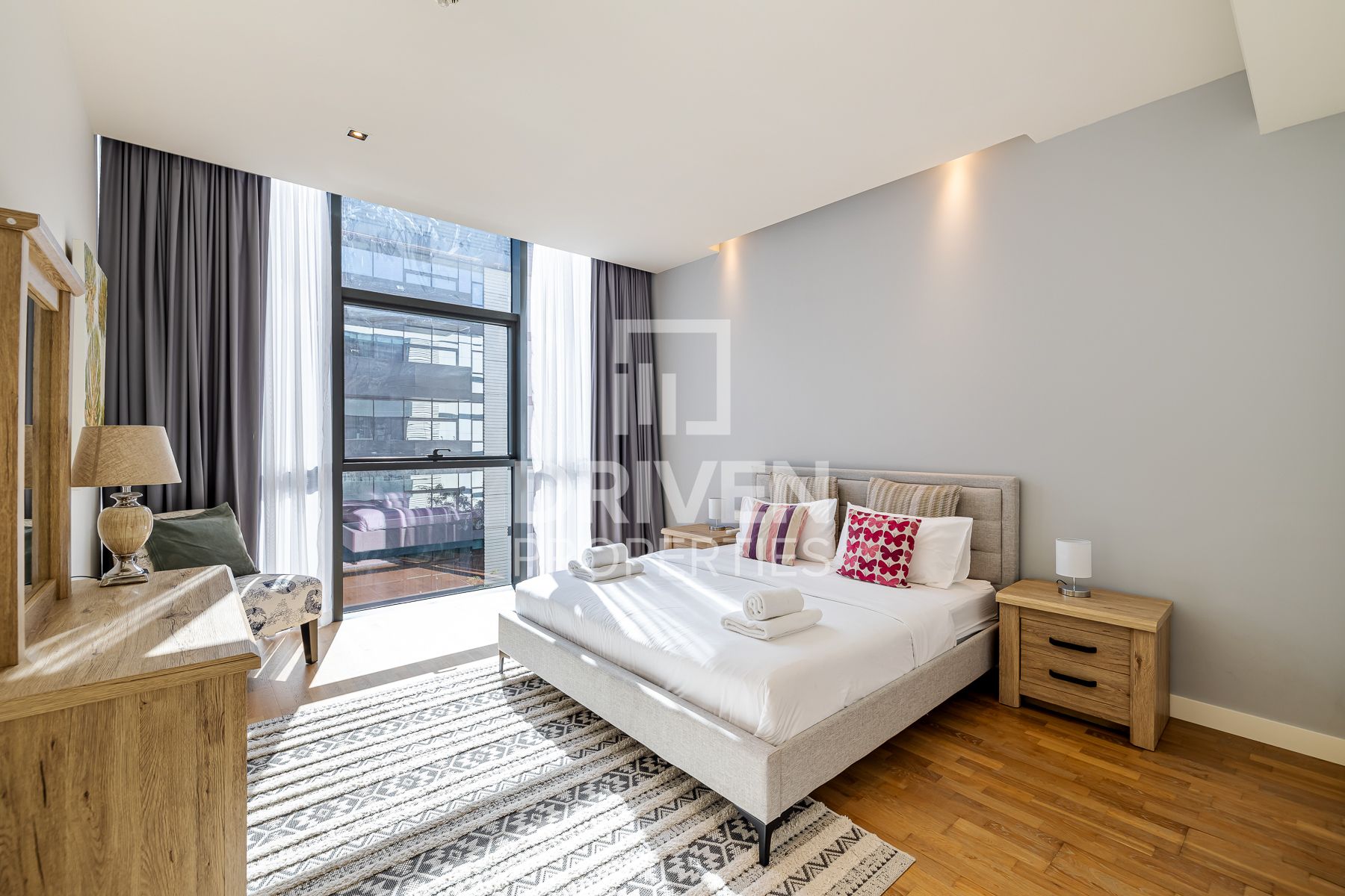 Courtyard View Sunny and Peaceful Home