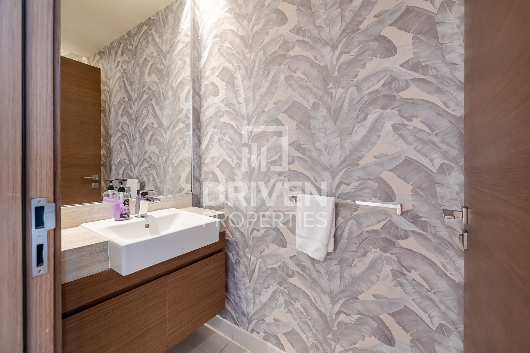 Courtyard View Sunny and Peaceful Home