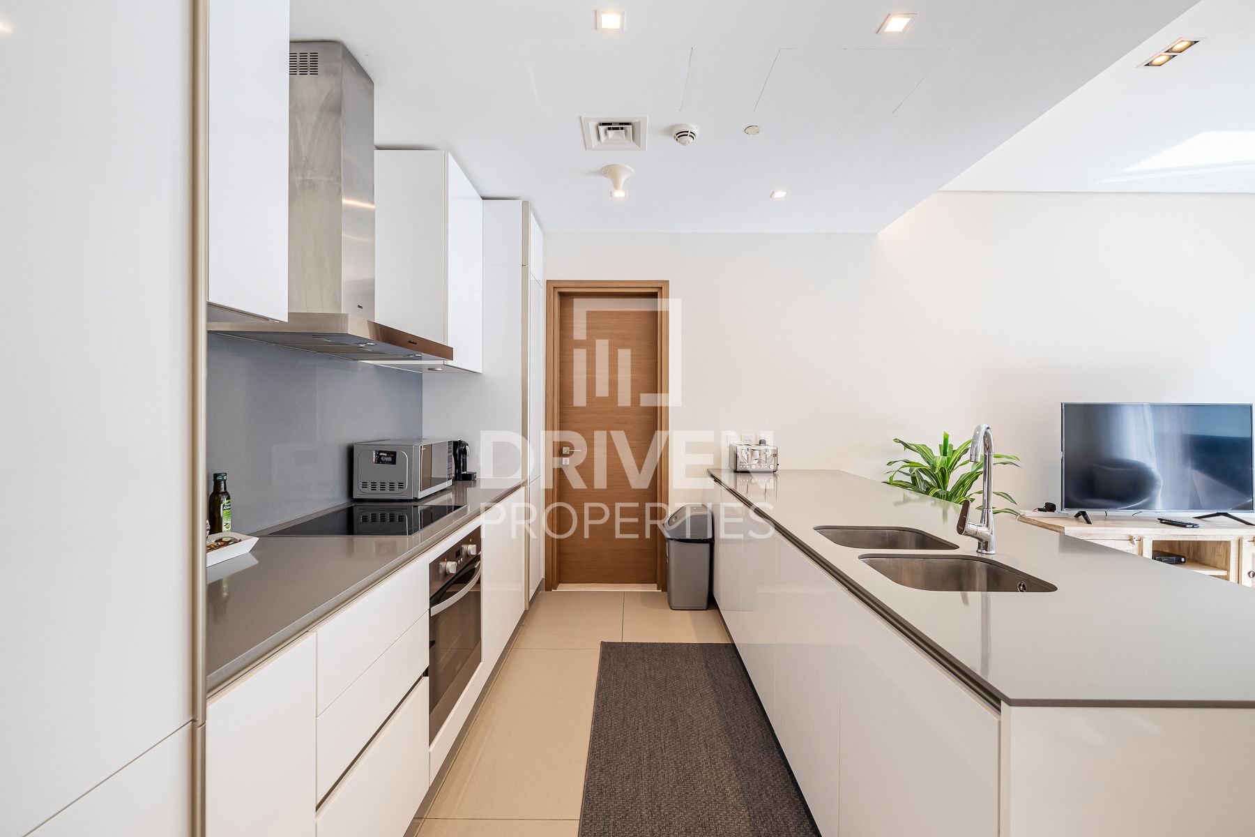 Courtyard View Sunny and Peaceful Home