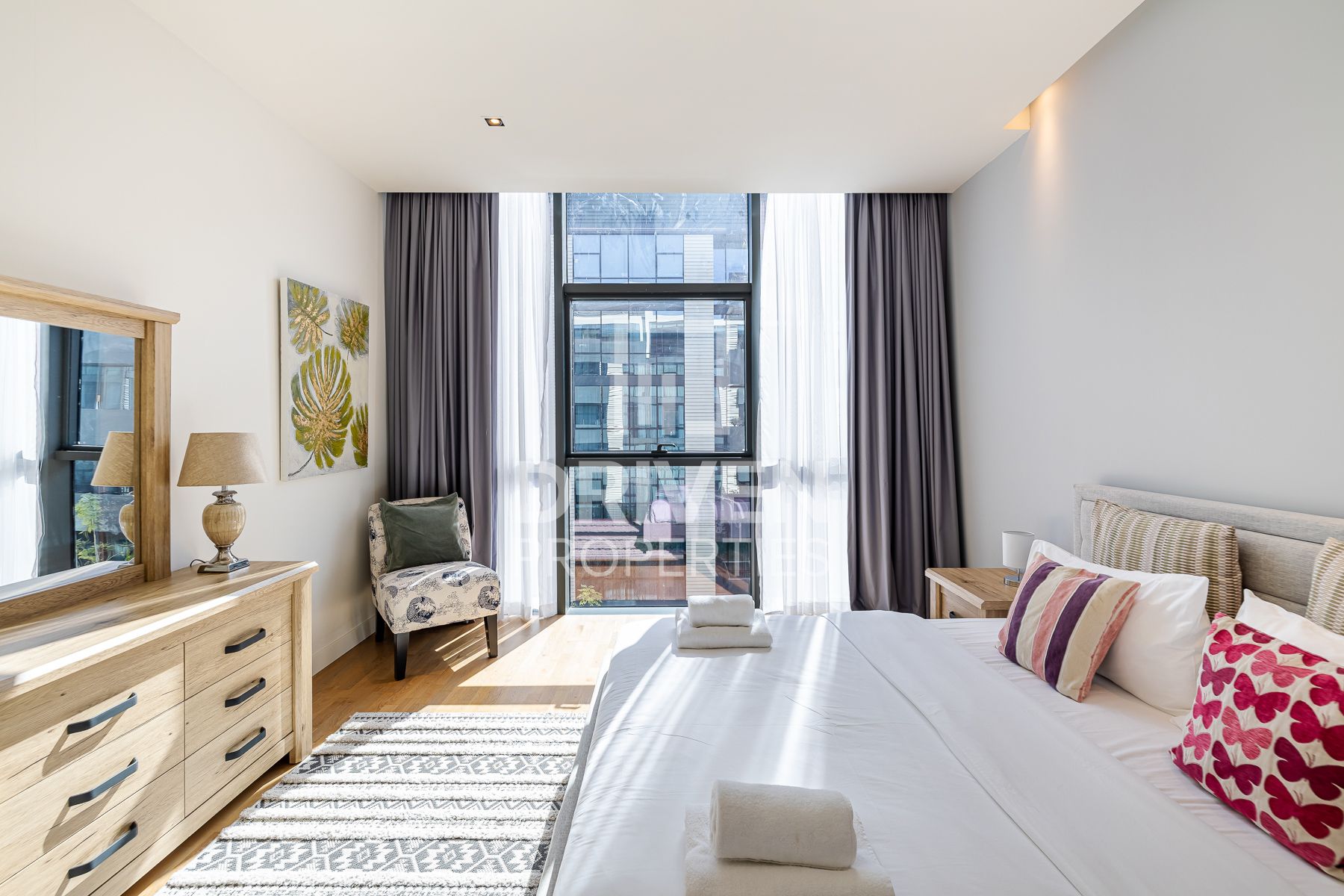 Courtyard View Sunny and Peaceful Home