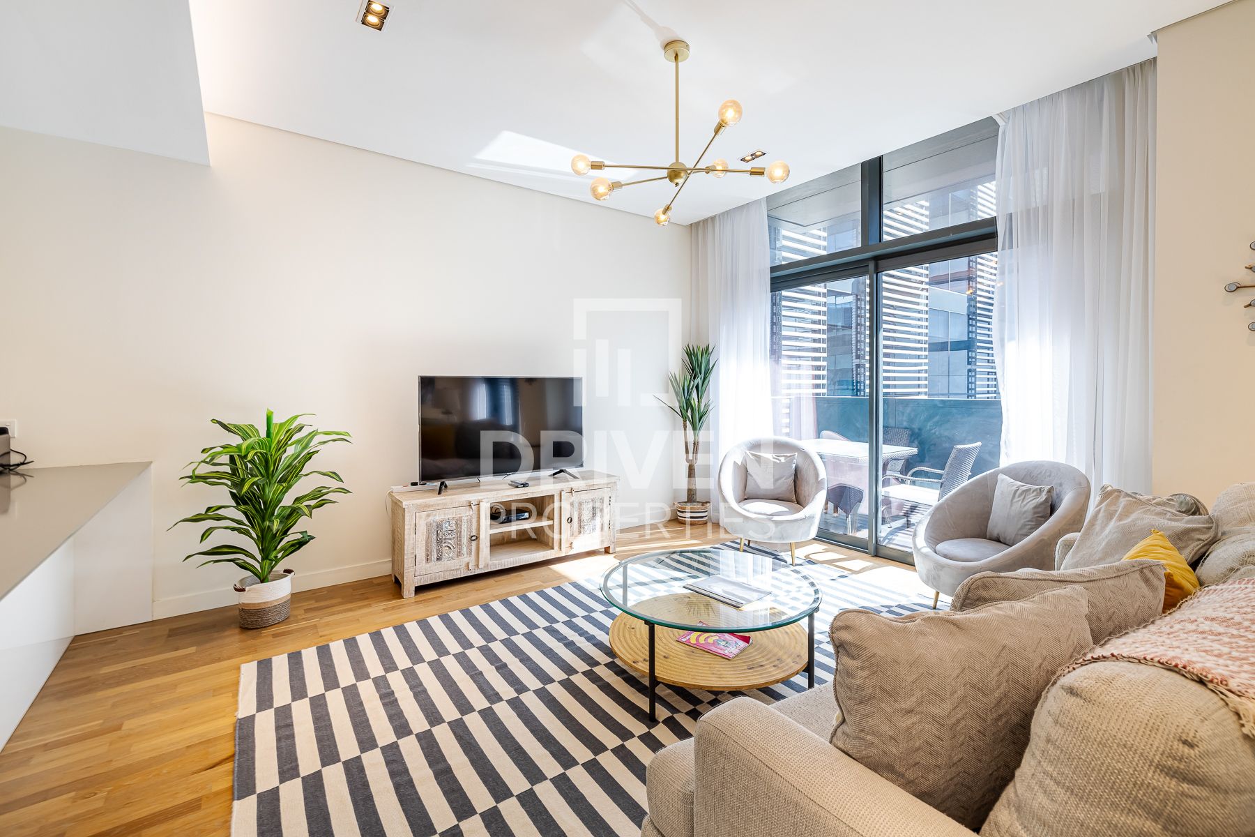 Courtyard View Sunny and Peaceful Home