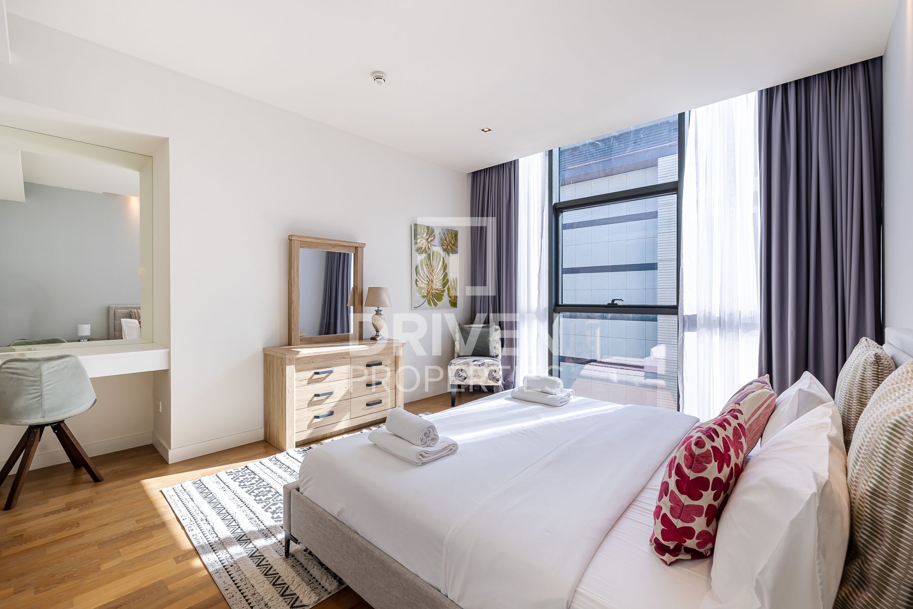 Courtyard View Sunny and Peaceful Home