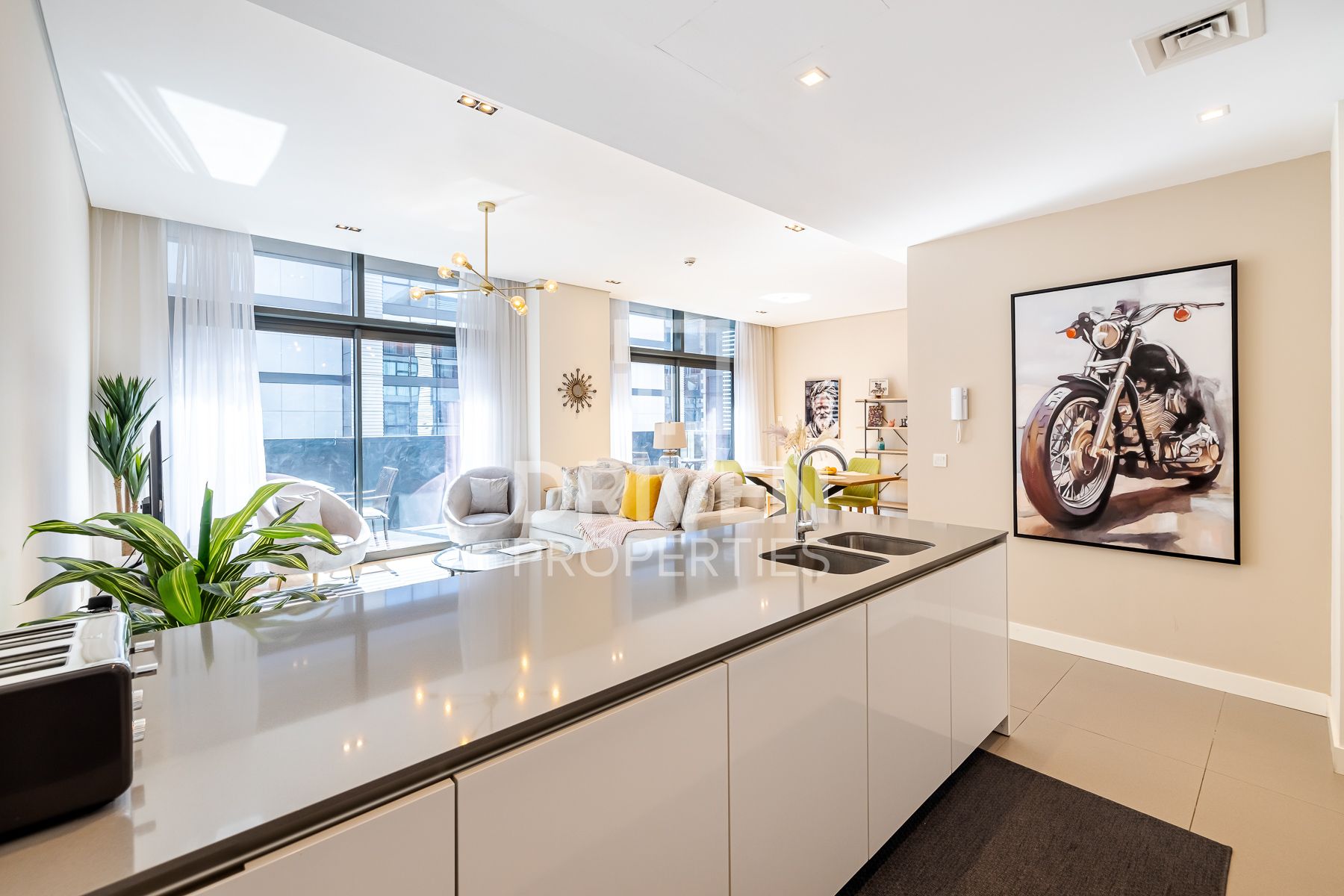 Courtyard View Sunny and Peaceful Home