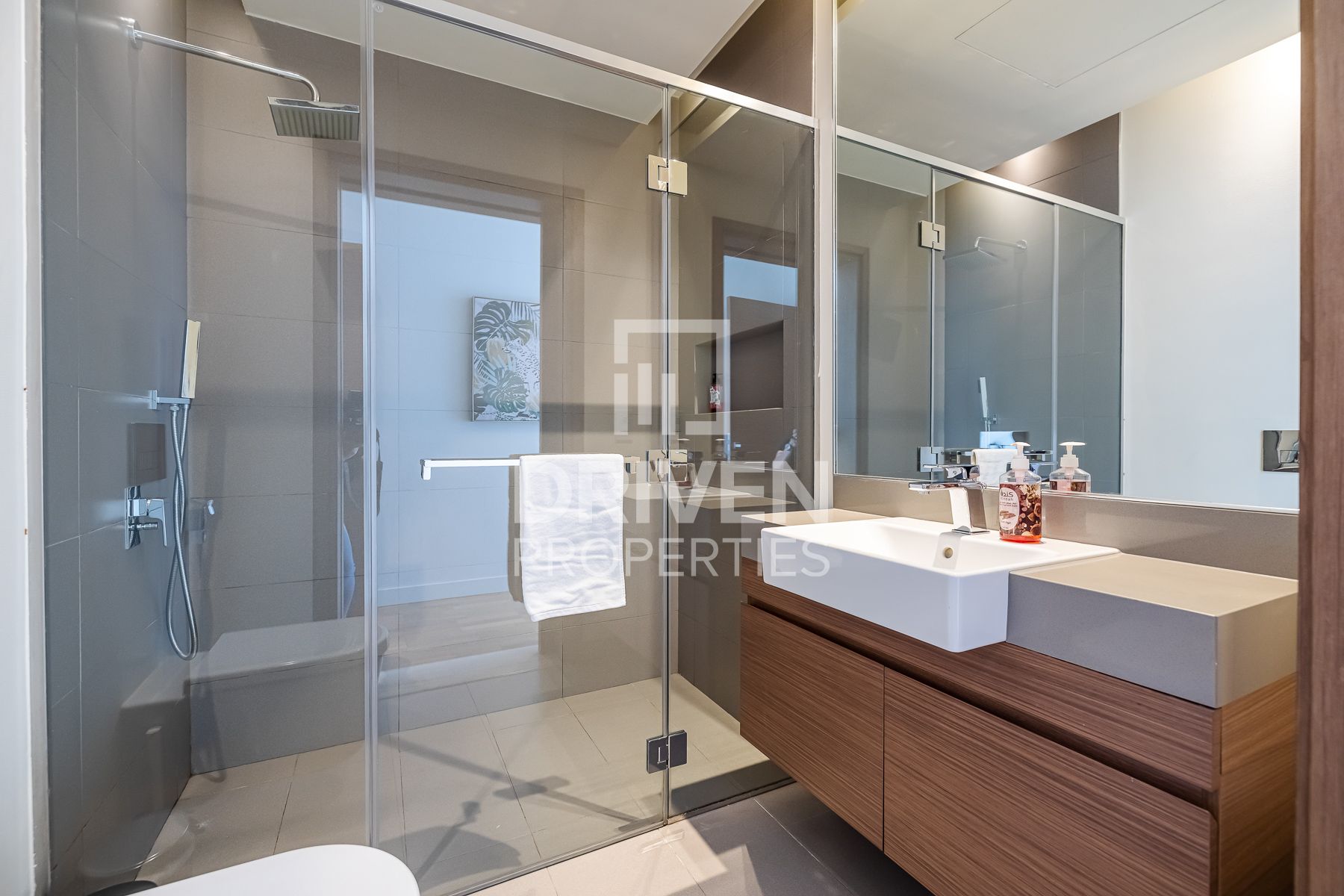 Courtyard View Sunny and Peaceful Home