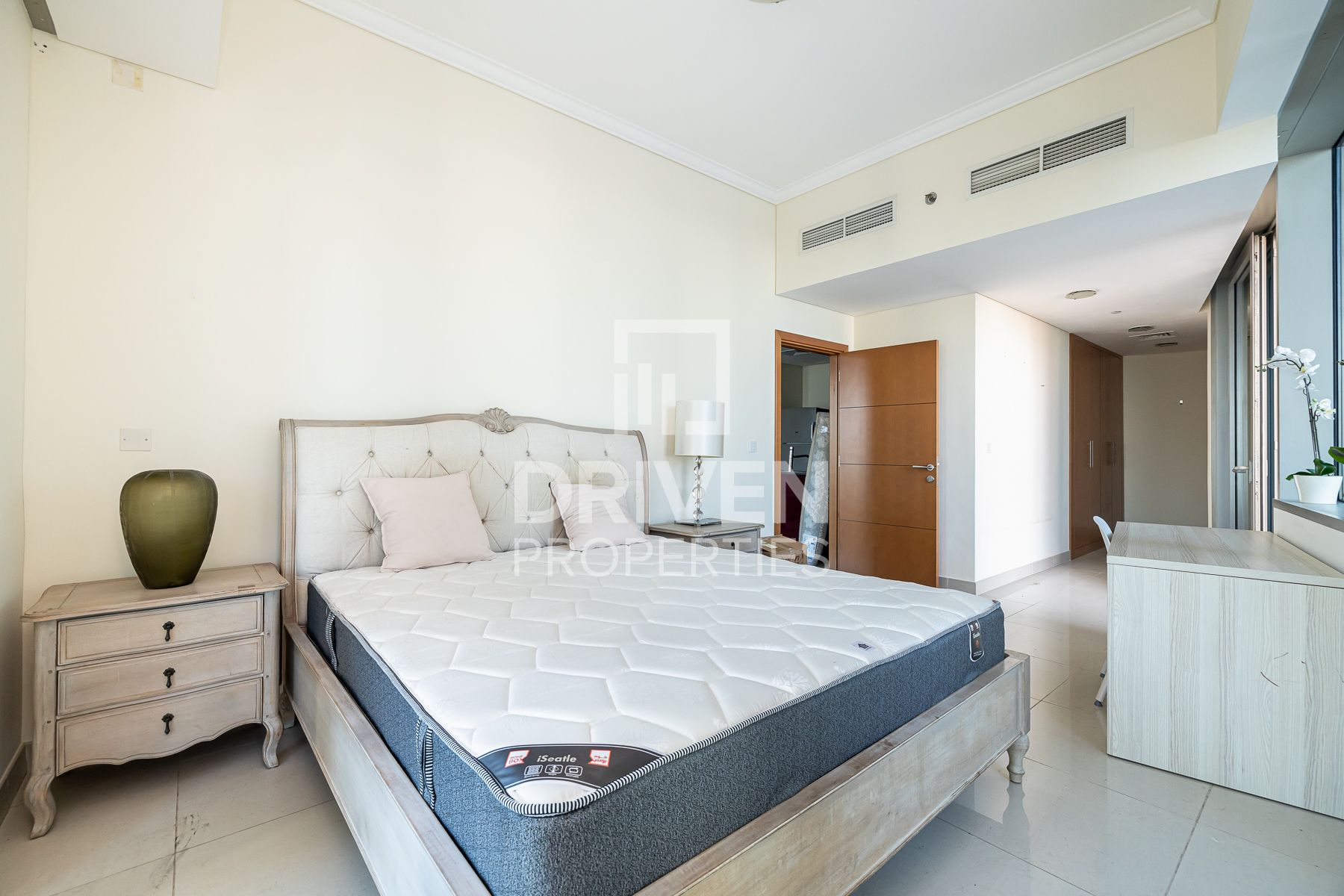 Unfurnished Apartment and Vast Unit Featuring City View