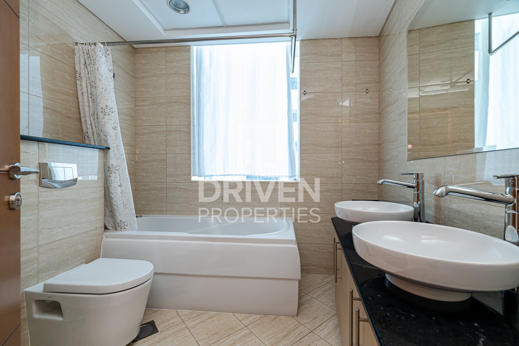 Unfurnished Apartment and Vast Unit Featuring City View