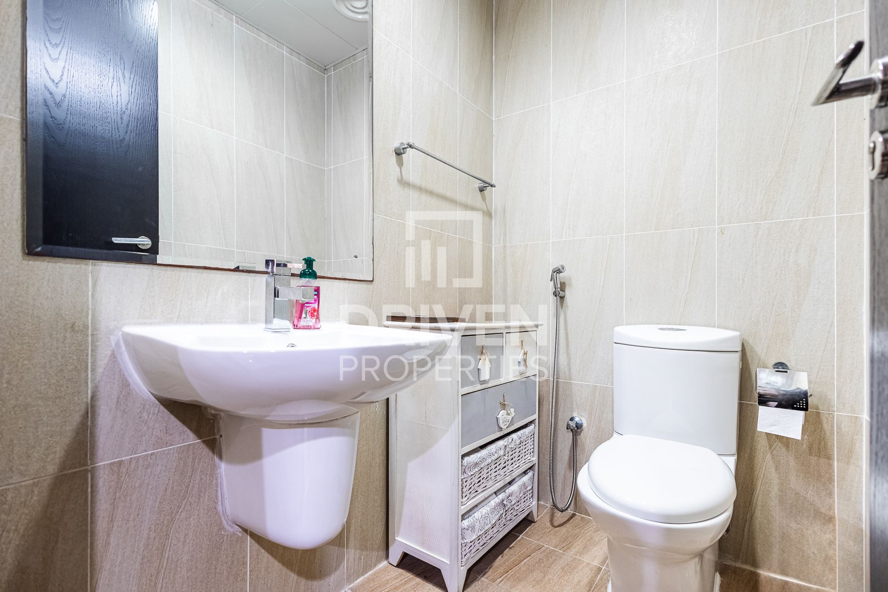 Spacious and Bright High Floor Modern Layout