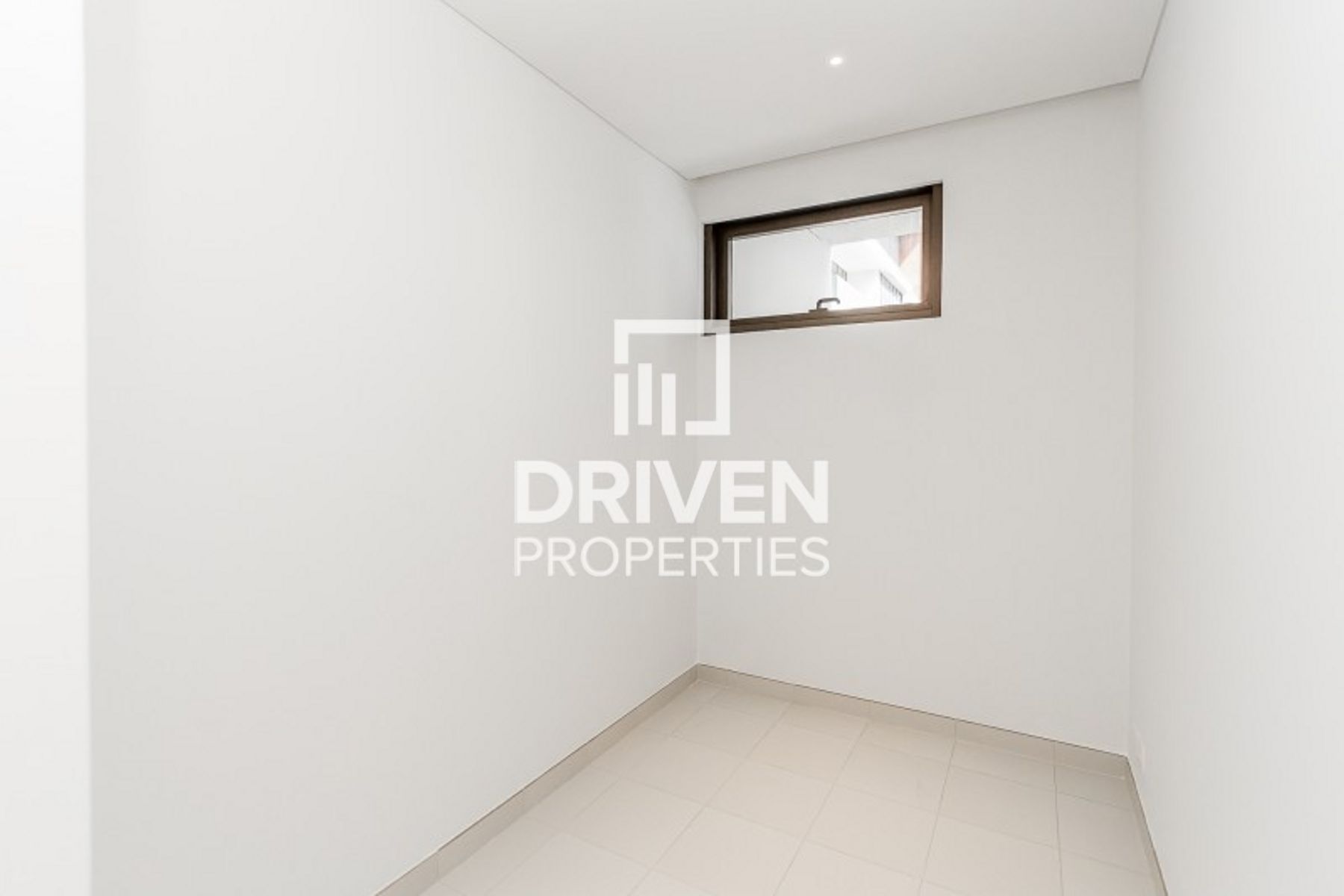 Modern Unit Pool and Burj Khalifa Views Vacant