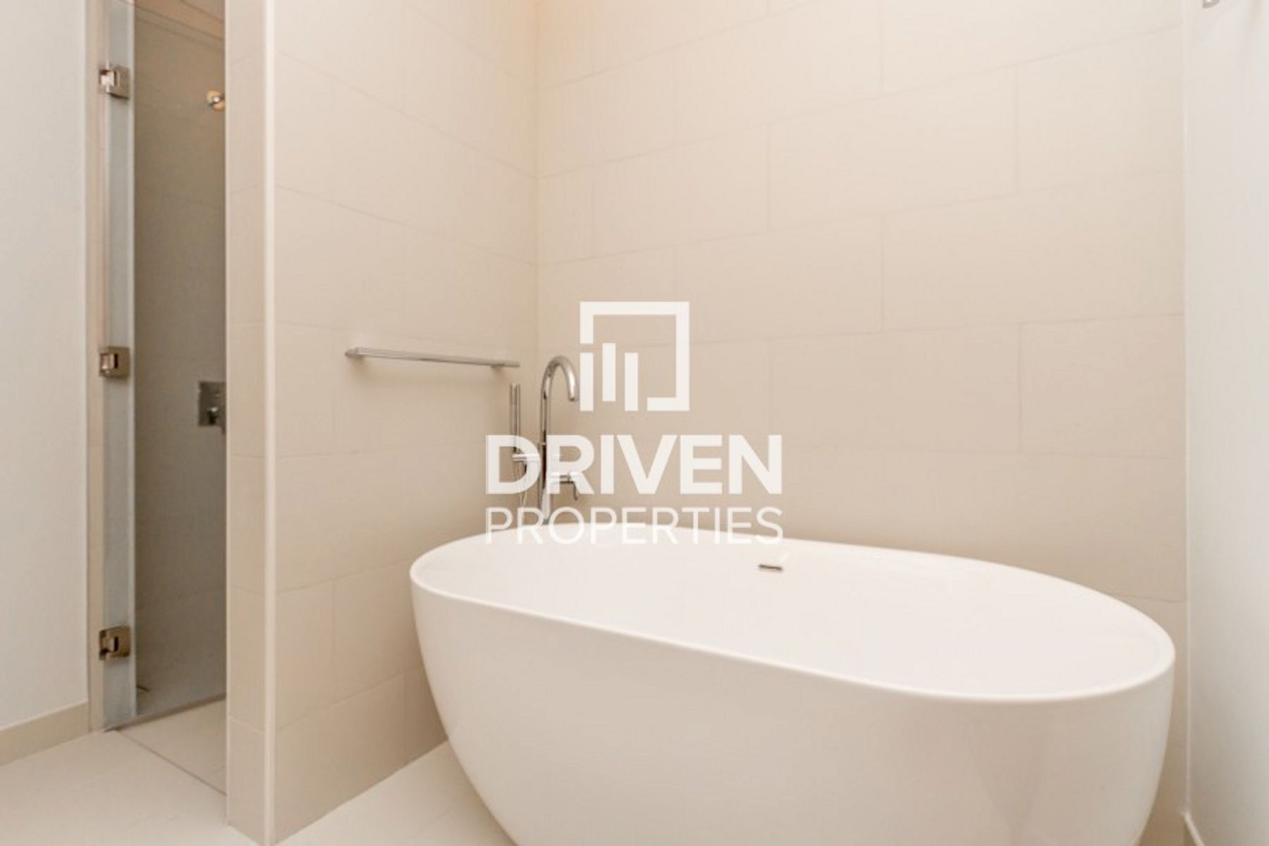 Modern Unit Pool and Burj Khalifa Views Vacant