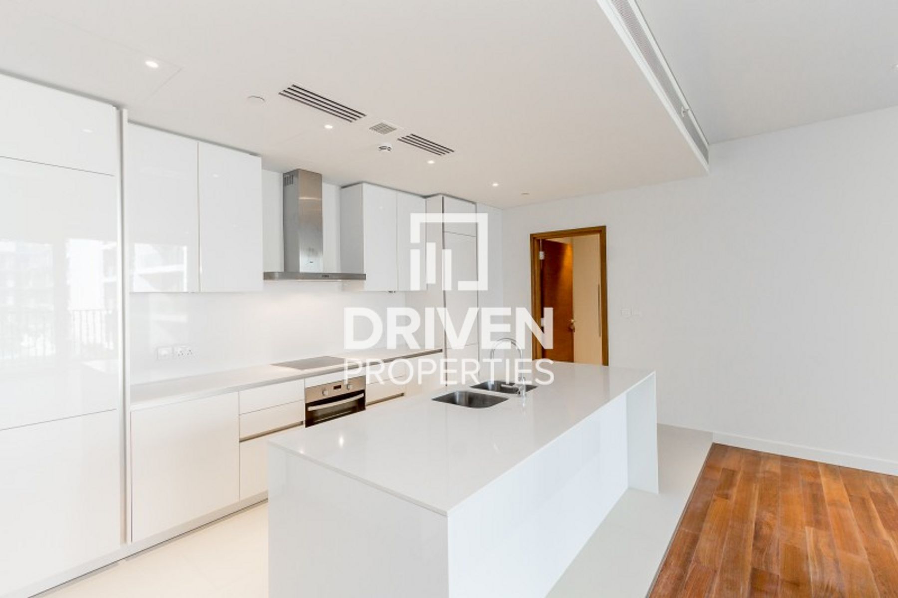 Modern Unit Pool and Burj Khalifa Views Vacant