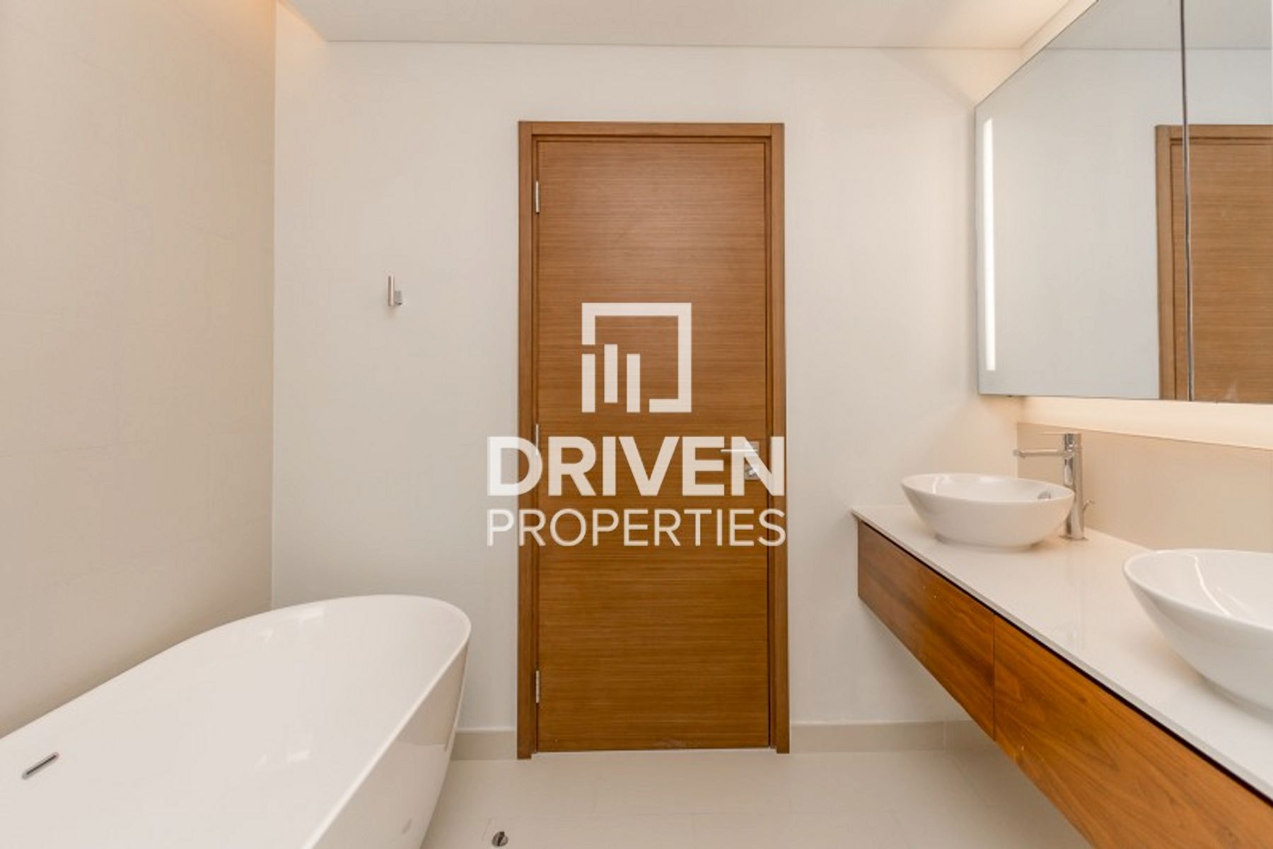 Modern Unit Pool and Burj Khalifa Views Vacant