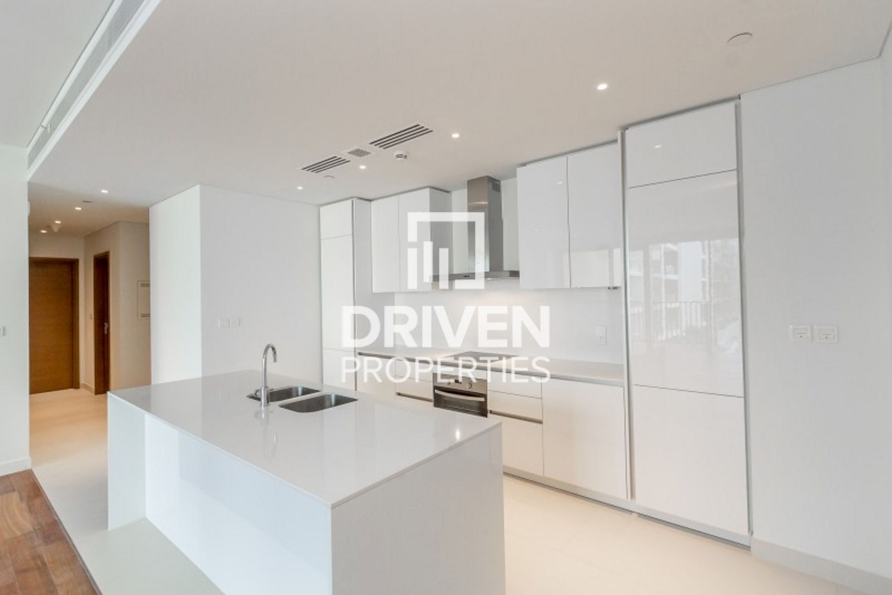 Modern Unit Pool and Burj Khalifa Views Vacant