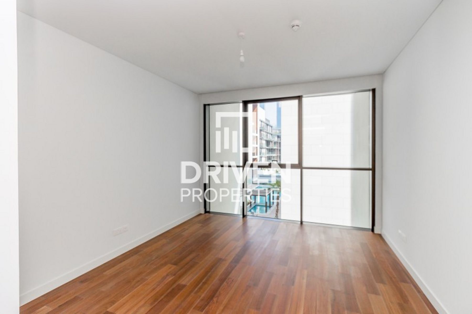 Modern Unit Pool and Burj Khalifa Views Vacant