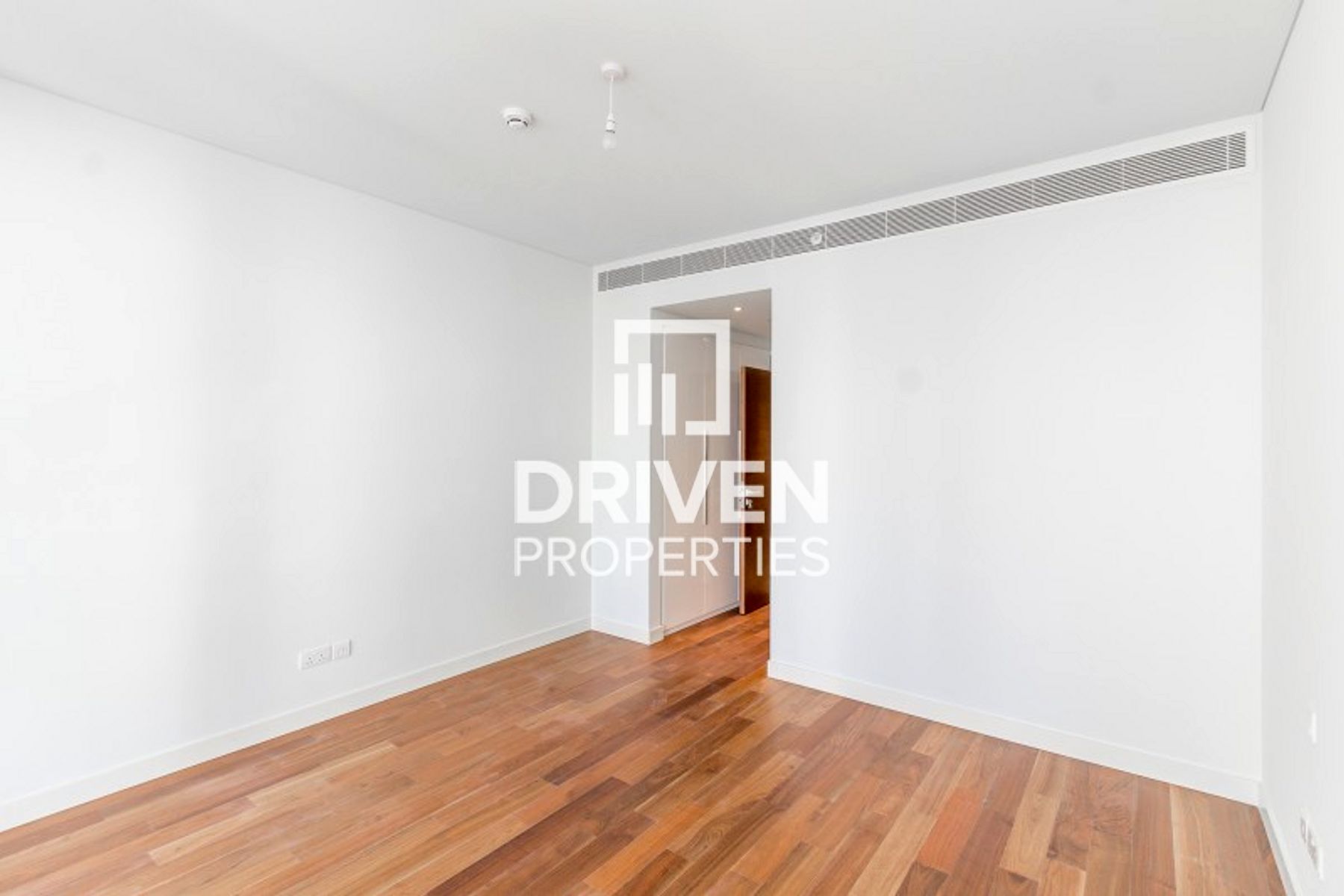 Modern Unit Pool and Burj Khalifa Views Vacant