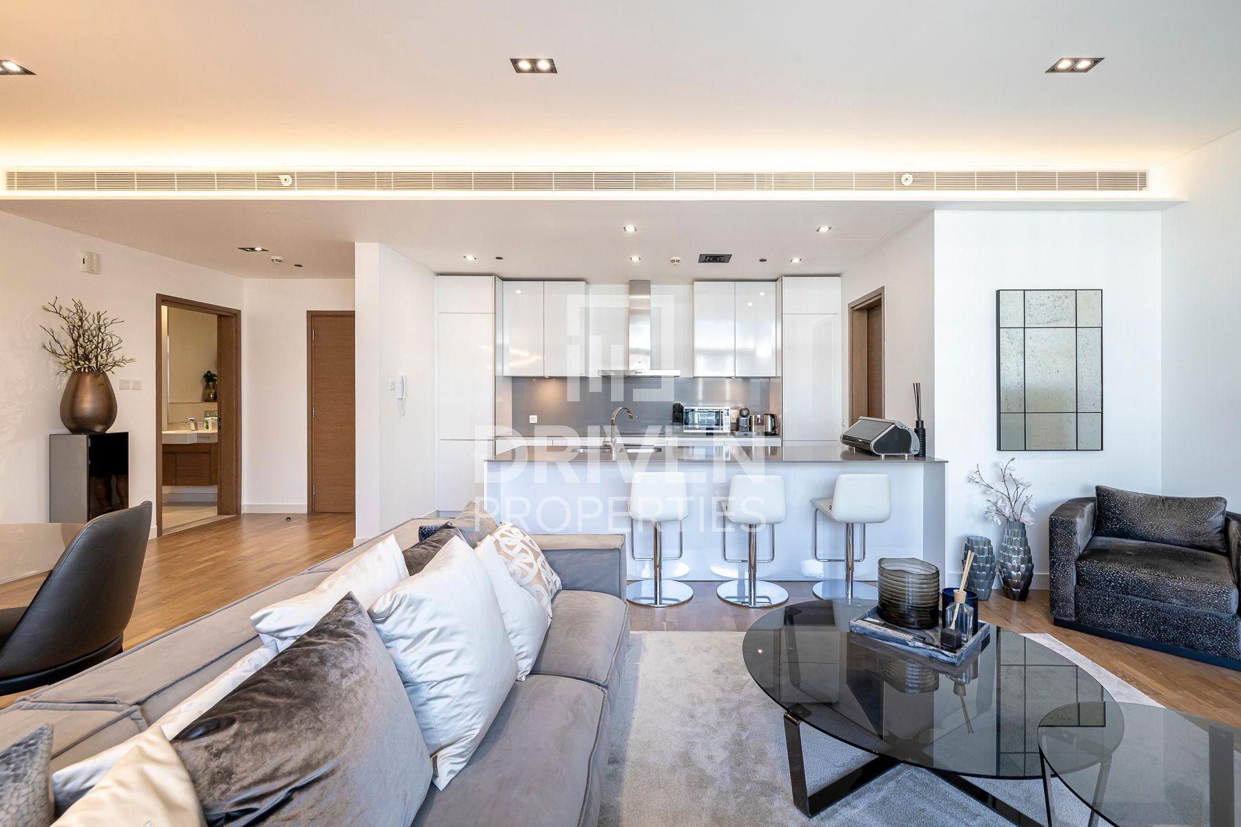 Boulevard View Bright Apartment High Floor