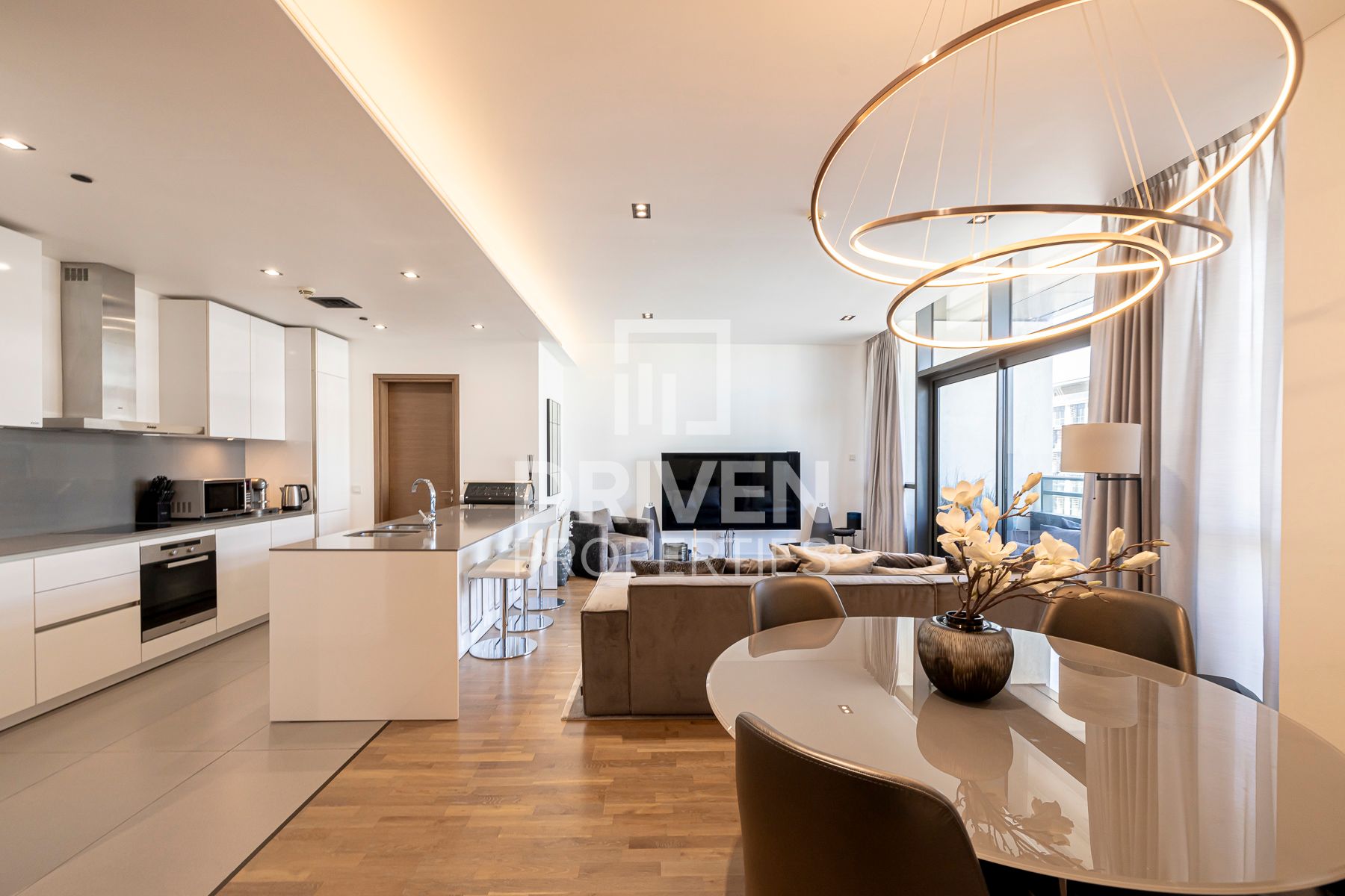 Boulevard View Bright Apartment High Floor