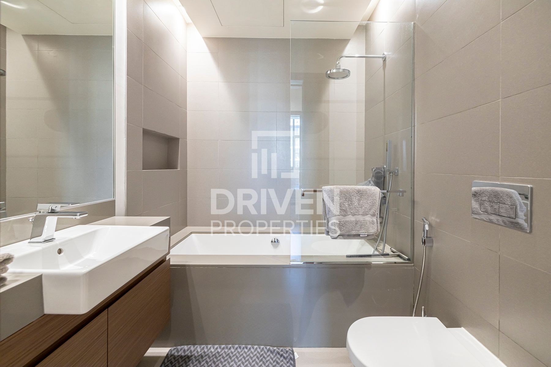 Boulevard View Bright Apartment High Floor