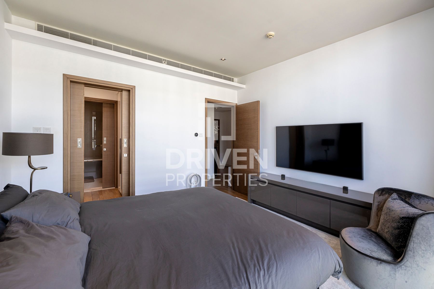 Boulevard View Bright Apartment High Floor