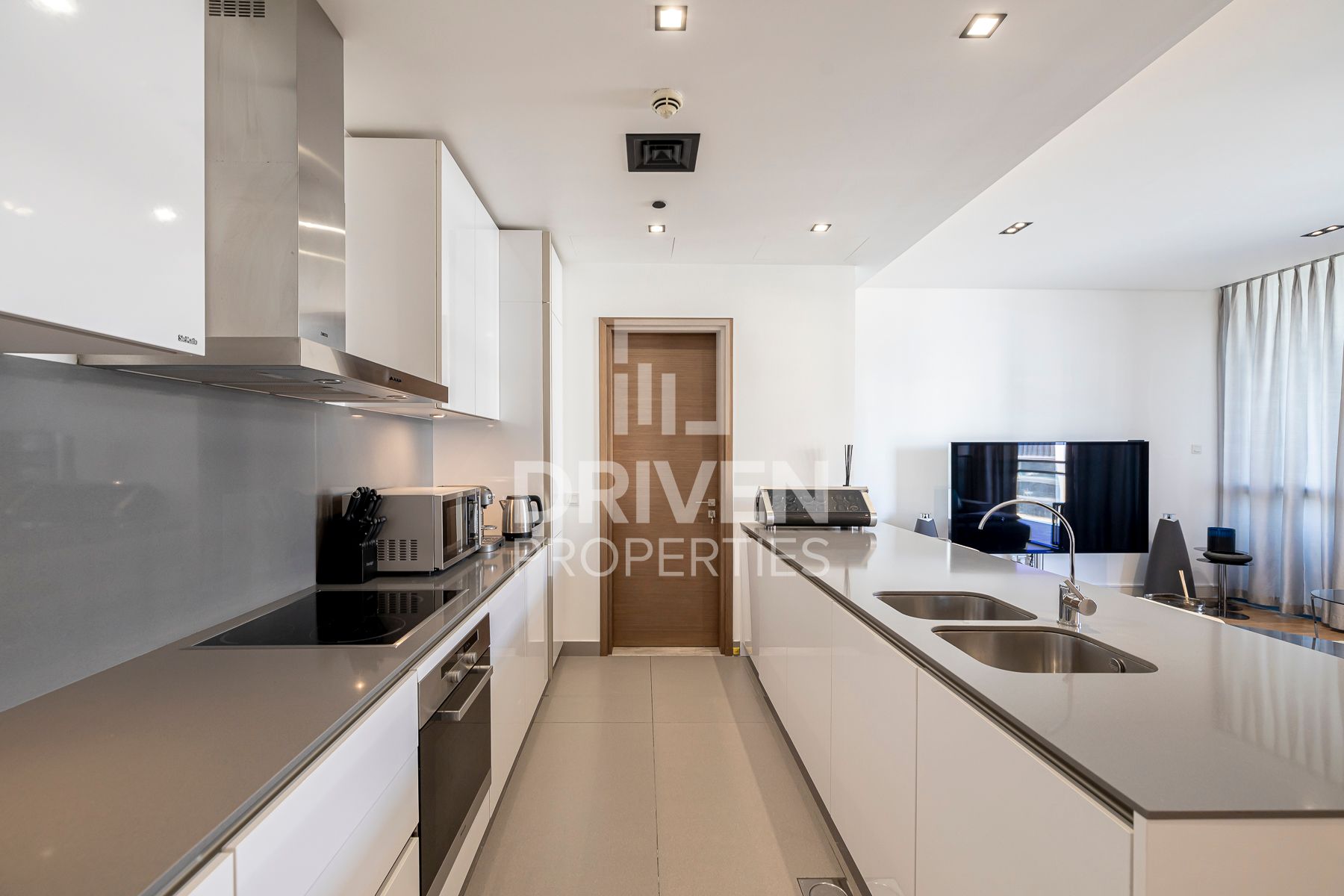 Boulevard View Bright Apartment High Floor