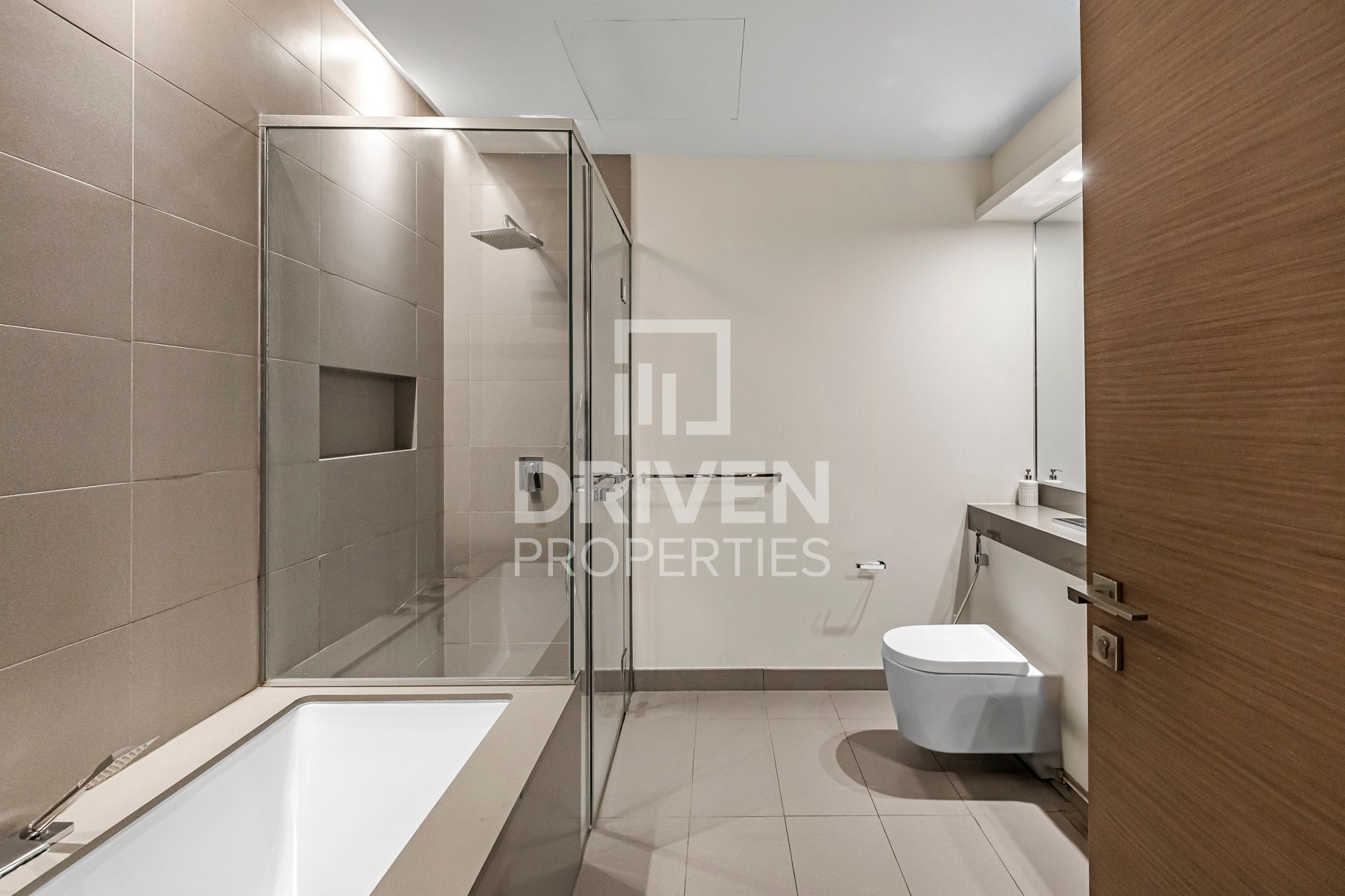 Upgraded and Spacious Unit Ready to move in