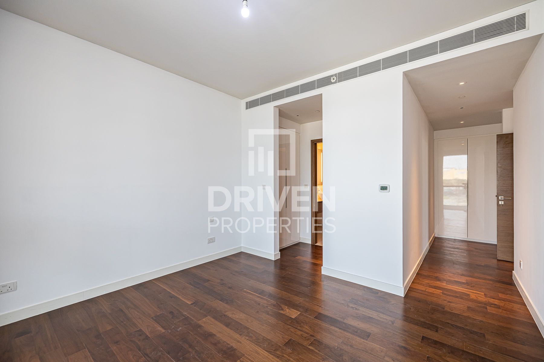 Spacious and Modern Layout Prime Area