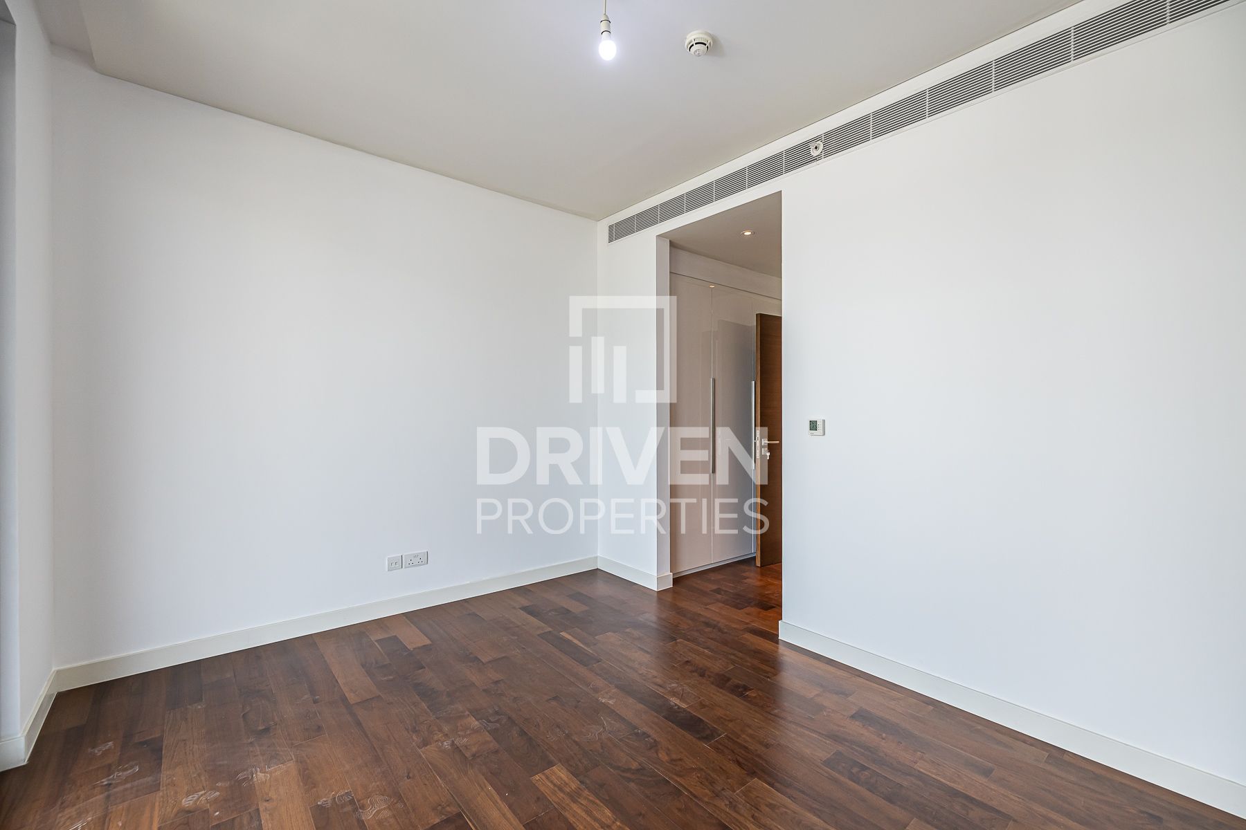 Spacious and Modern Layout Prime Area