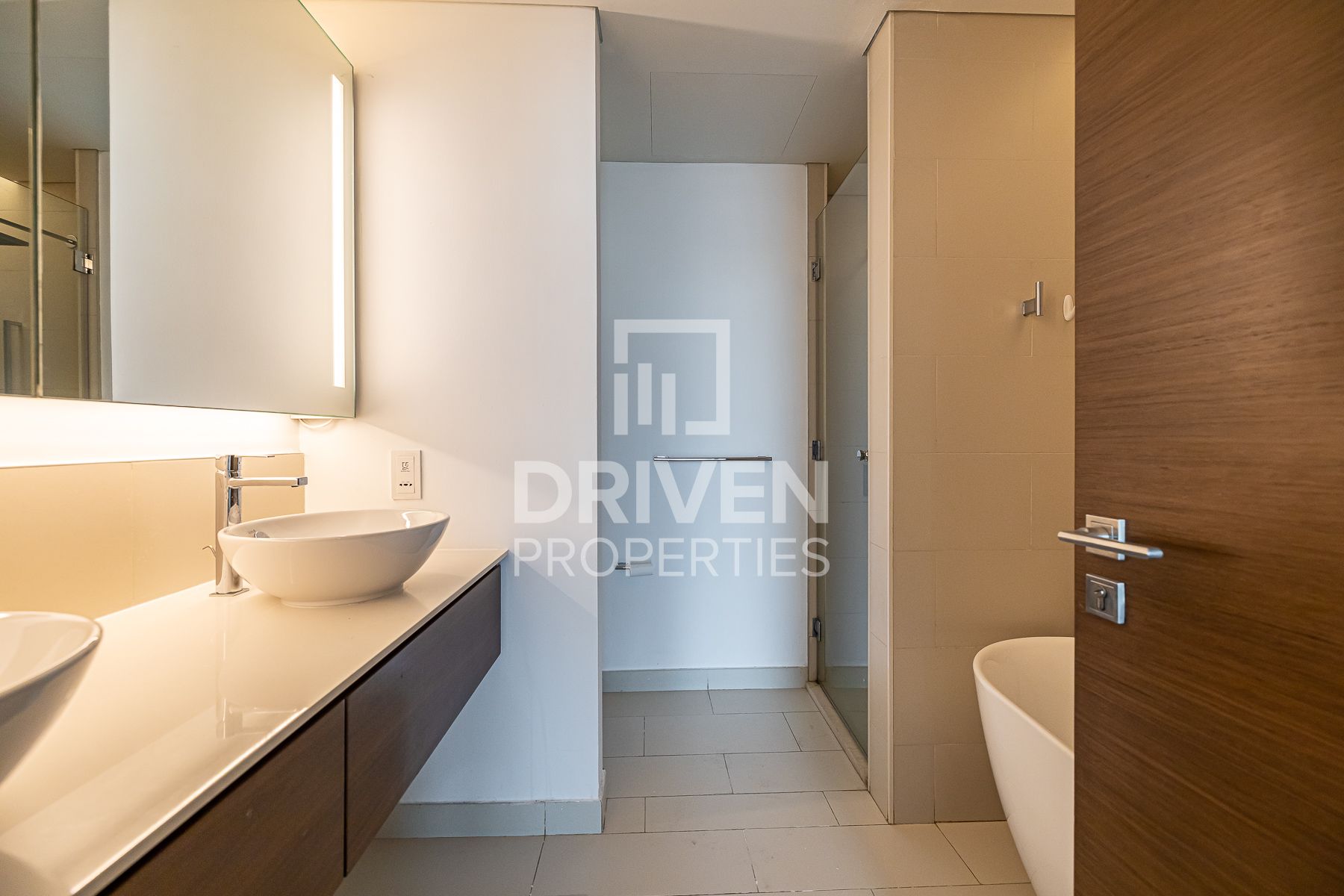 Spacious and Modern Layout Prime Area