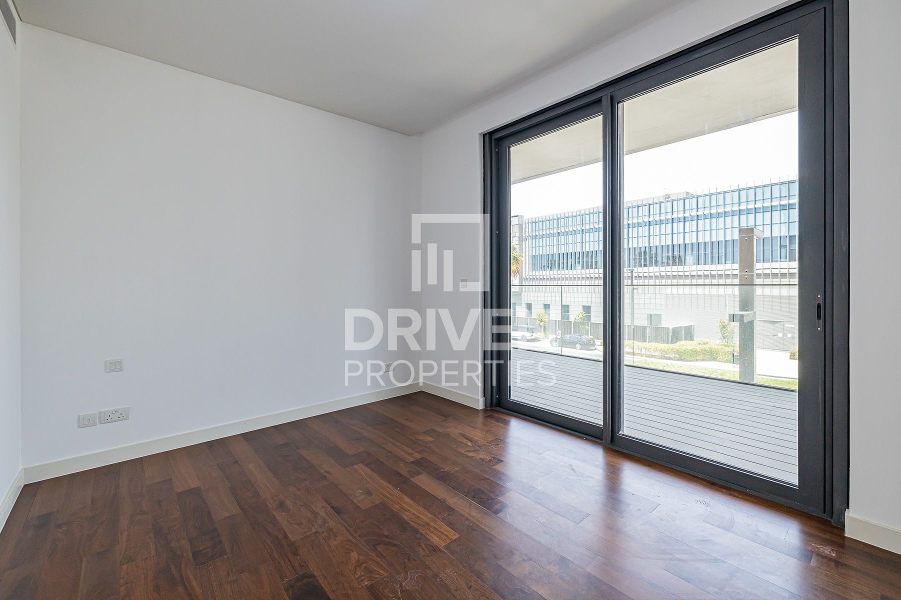 Spacious and Modern Layout Prime Area